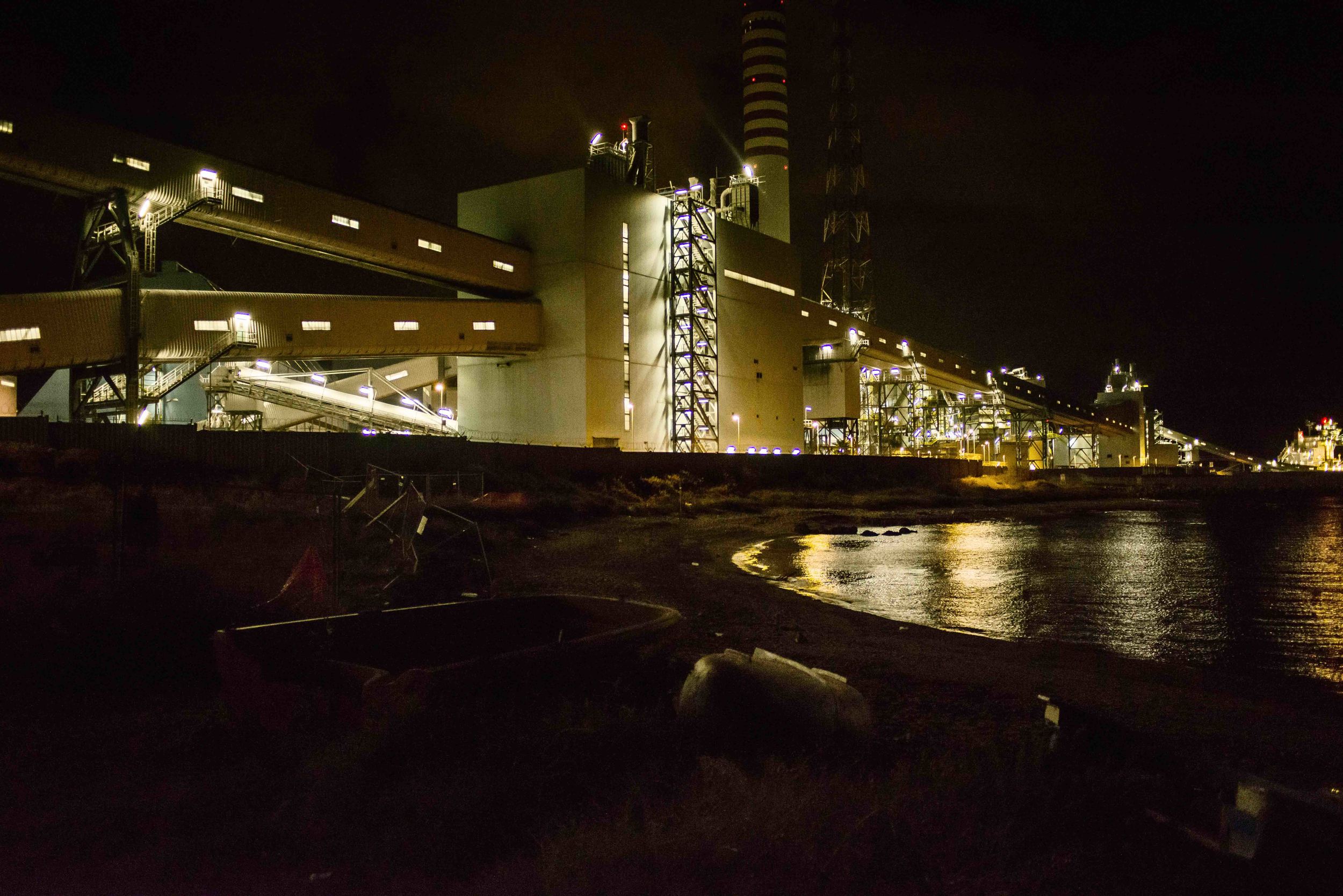  L’impianto Torrevaldaliga Nord di sera. La carbonifera di proprietà dell’Enel rappresenta la maggiore criticità ambientale per il territorio di Civitavecchia. ottobre, 2014. (David Pagliani Istivan) 