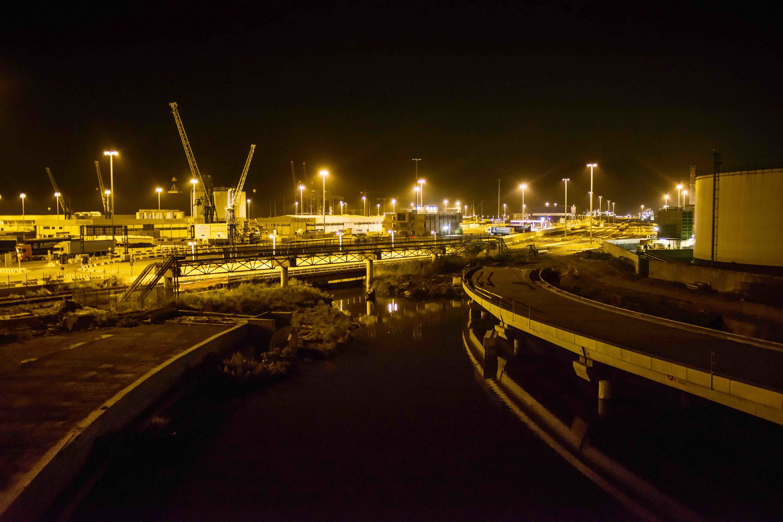  L’area portuale di Civitavecchia e i depositi petroliferi costieri di notte. Settembre, 2014. (David Pagliani Istivan) 