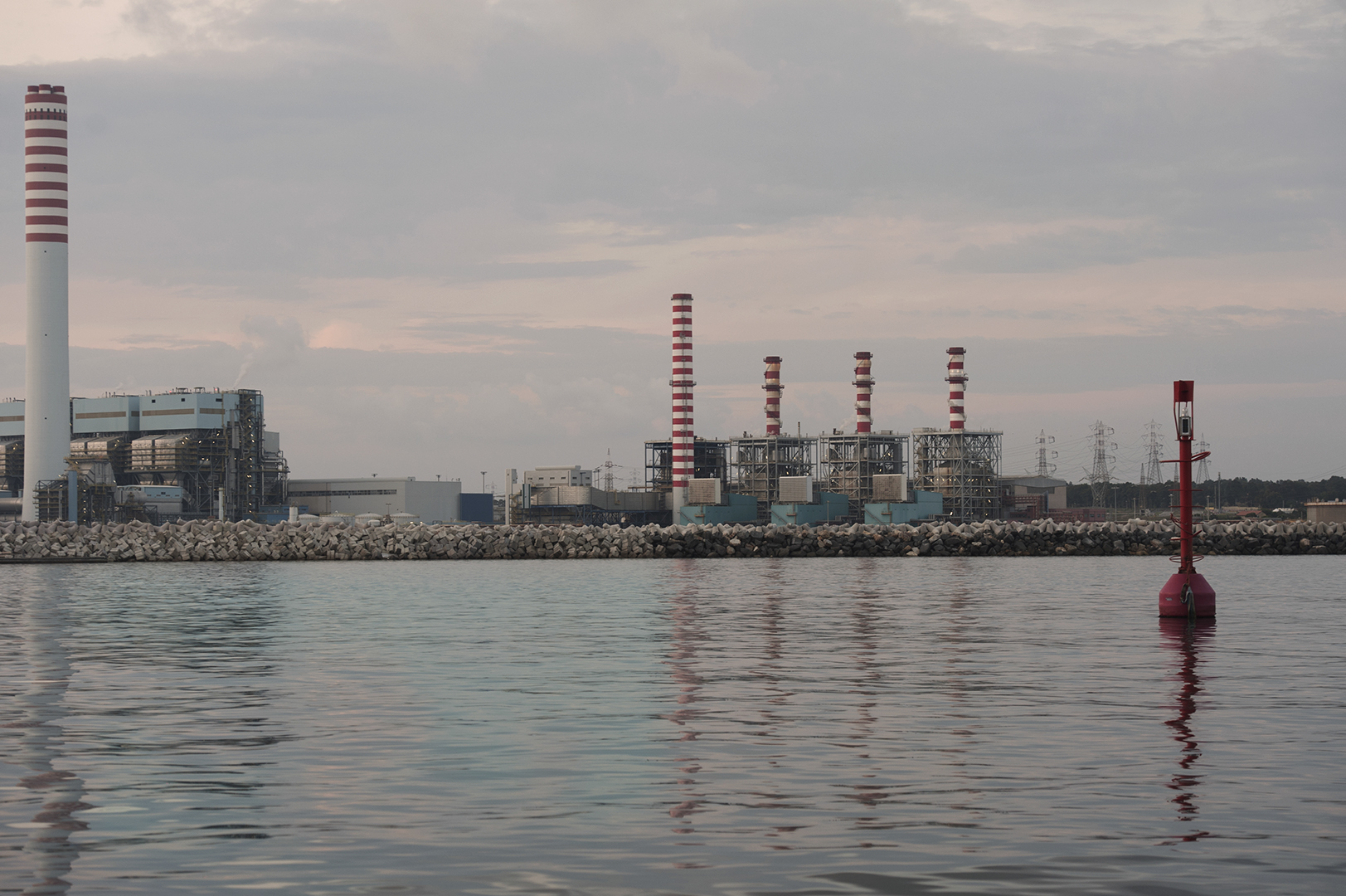  La carbonifera Torrevaldaliga Nord dell’Enel si affaccia sul porto di Civitavecchia. E’ considerata una delle centrali a carbone più inquinanti d’Europa. Civitavecchia, 2014. (Patrizia Pace) 