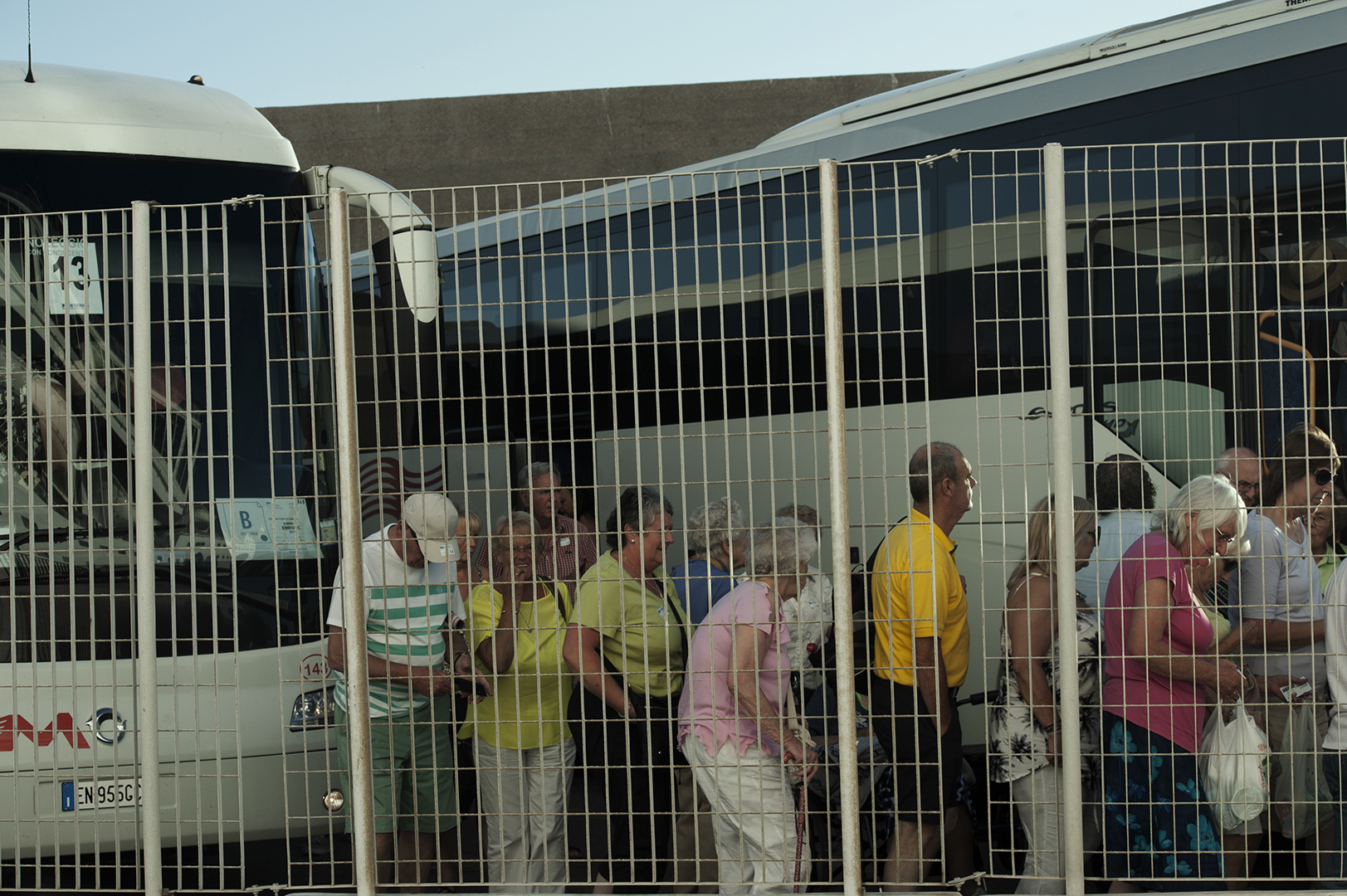  Gruppo di turisti di ritorno dalla visita alla Città Eterna. Il Porto di Civitavecchia è il primo scalo crocieristico del Mediterraneo, con oltre due milioni e mezzo di passeggeri l’anno. Pochi di questi si fermano in città . Di contro si verifica s