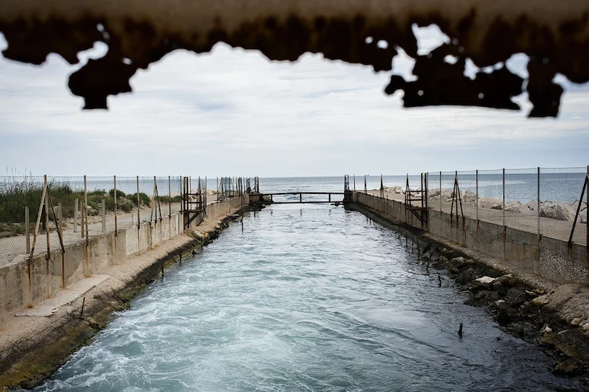 Scarico dell'acqua usata nel ciclo aperto di raffreddamento con acqua di mare per uno dei gruppi di potenza della Centrale ENIPOWER.
