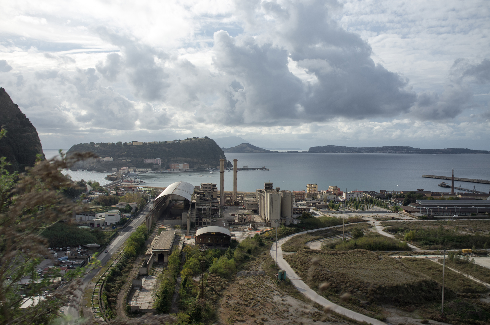  L’area di Bagnoli vista da Posillipo, in primo piano l’isola di Nisida e la Cementir. Nata nel 1954 utilizzava, come materia prima per la produzione di cemento, un sottoprodotto delle lavorazioni siderurgiche. Le attività produttive dello stabilimen
