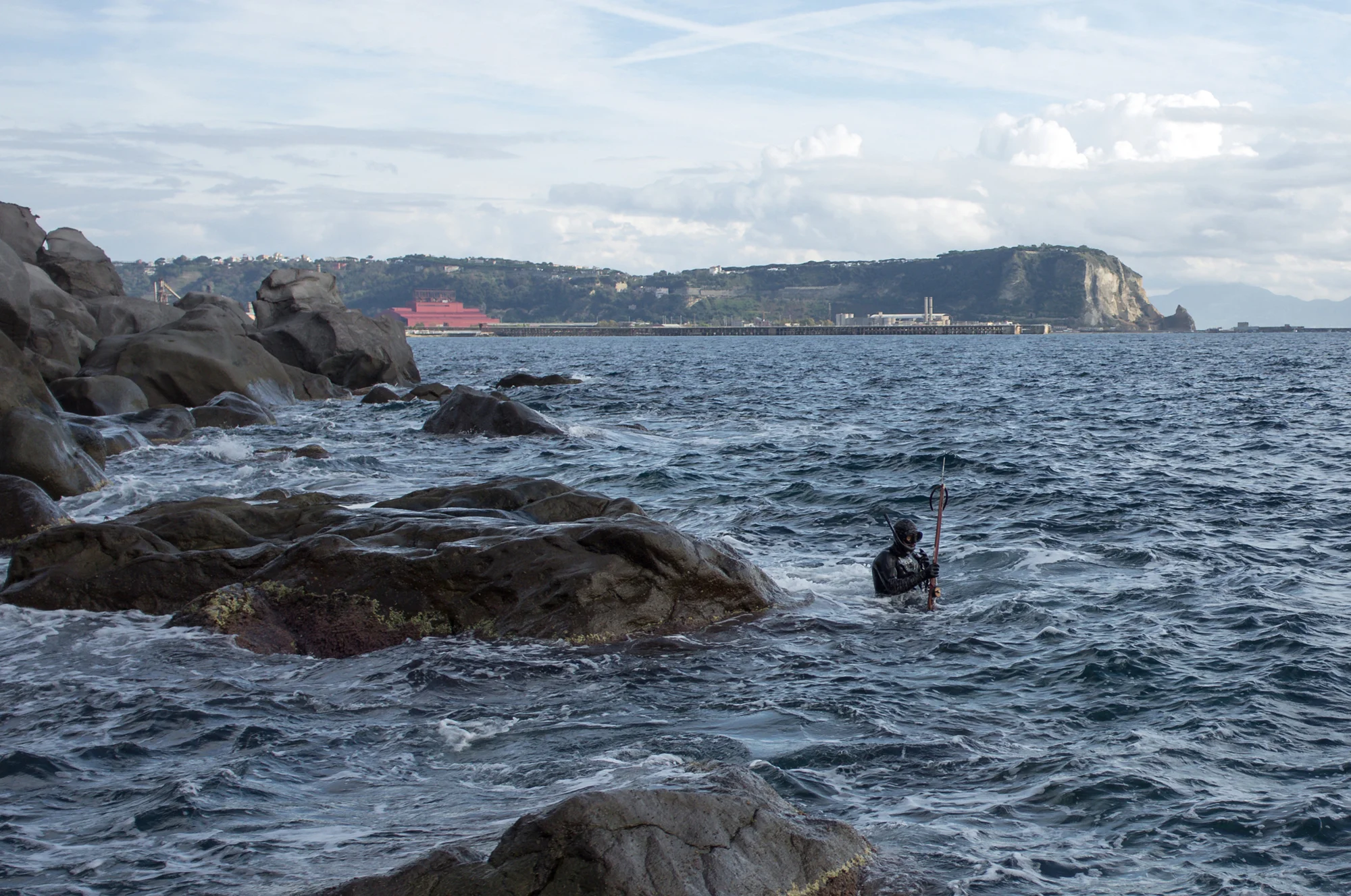 Dario, sullo sfondo l’acciaieria dell’Italsider e la collina di Posillipo.