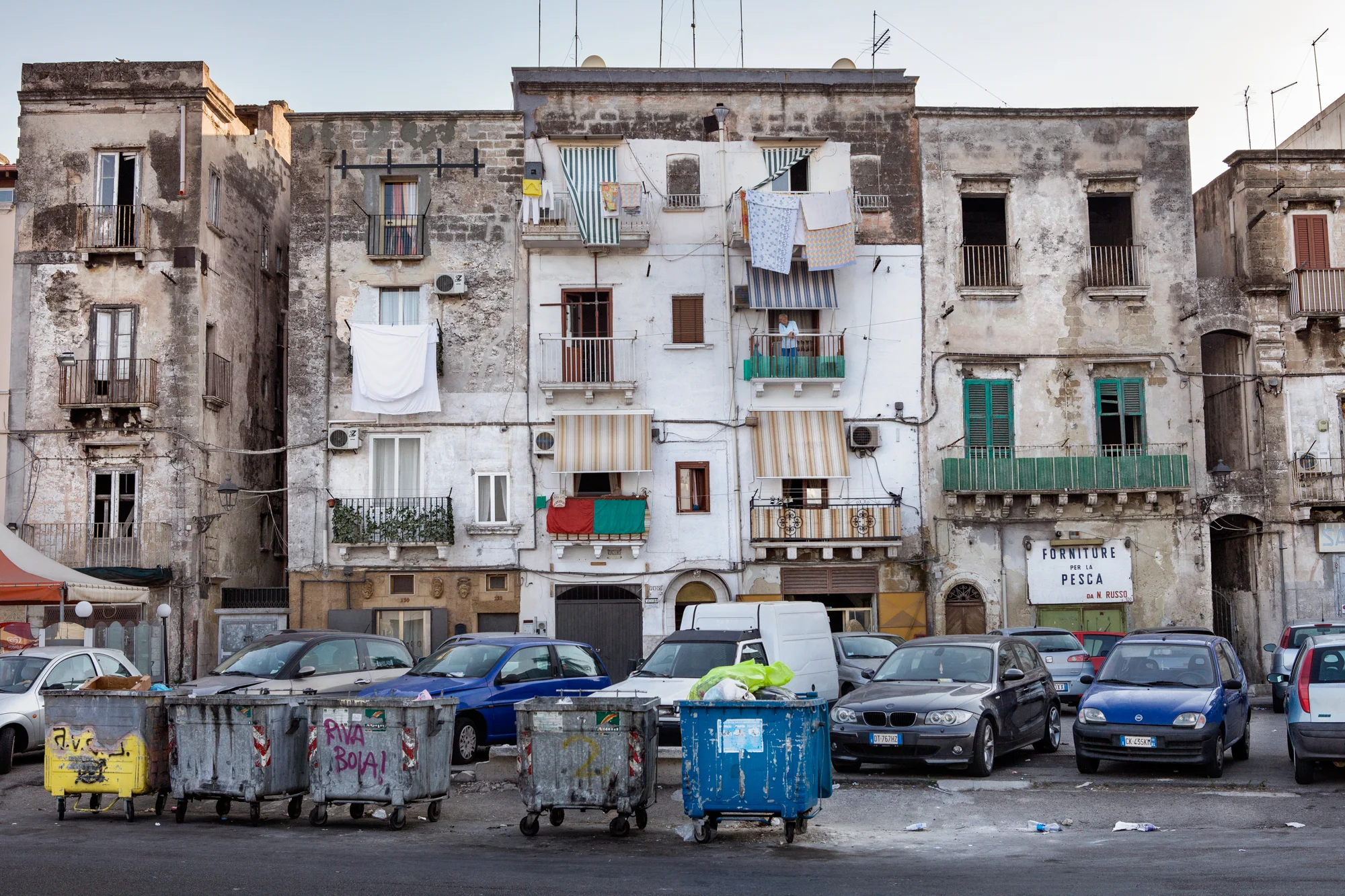 Taranto, Italia, 26 Settembre 2013. Parte bassa della Città Vecchia di Taranto, composta principalmente da case di pescatori. Nel 2011, l’amministrazione tarantina aveva attivato la procedura per far riconoscere la Città Vecchia come Patrimonio dell'Umanità dall'UNESCO, ma venne rifiutata per la totale assenza di un piano di recupero. Gli unici lavori di restauro vengono effettuati per evitare crolli.