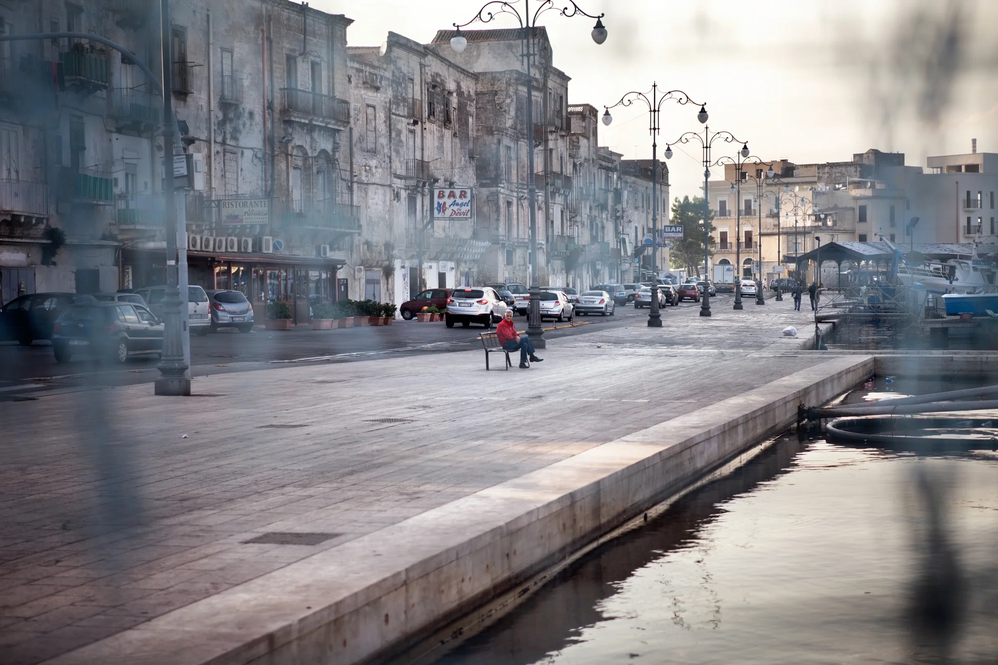 Taranto, Italia, 26 Settembre 2013. Parte bassa della Città Vecchia di Taranto, composta principalmente da case di pescatori. Nel 2011, l’amministrazione tarantina aveva attivato la procedura per far riconoscere la Città Vecchia come Patrimonio dell'Umanità dall'UNESCO, ma venne rifiutata per la totale assenza di un piano di recupero. Gli unici lavori di restauro vengono effettuati per evitare crolli.