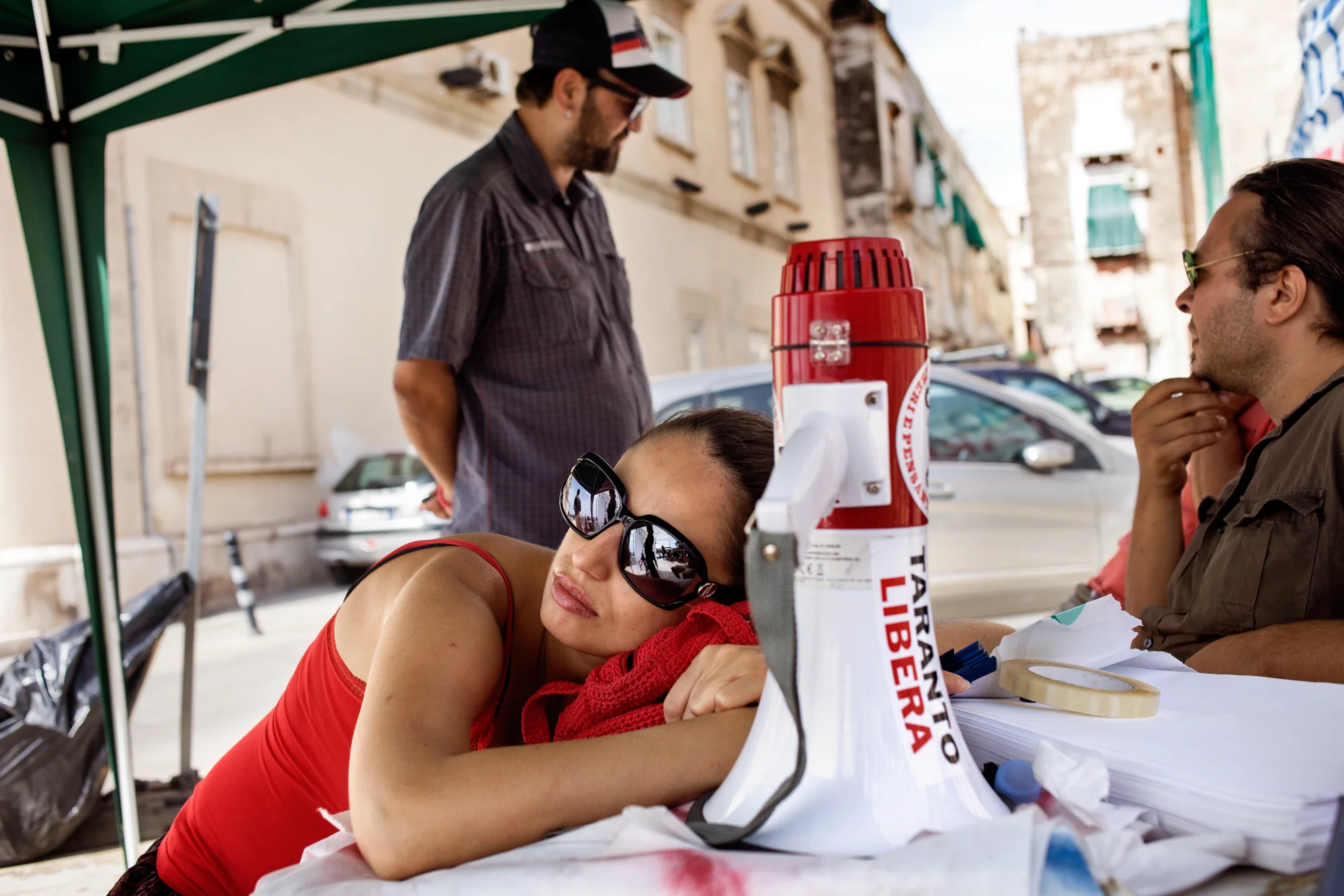 Taranto, Italia, 10 Settembre 2013. Secondo giorno di presidio di protesta in piazza Castello, di fronte al Comune di Taranto. Il presidio, durato 26 giorni, era organizzato da associazioni e cittadini riuniti sotto il nome di #fuoridalcomune: chiedevano una maggiore attenzione e partecipazione alle questioni ambientali da parte dell’istituzione locale.
