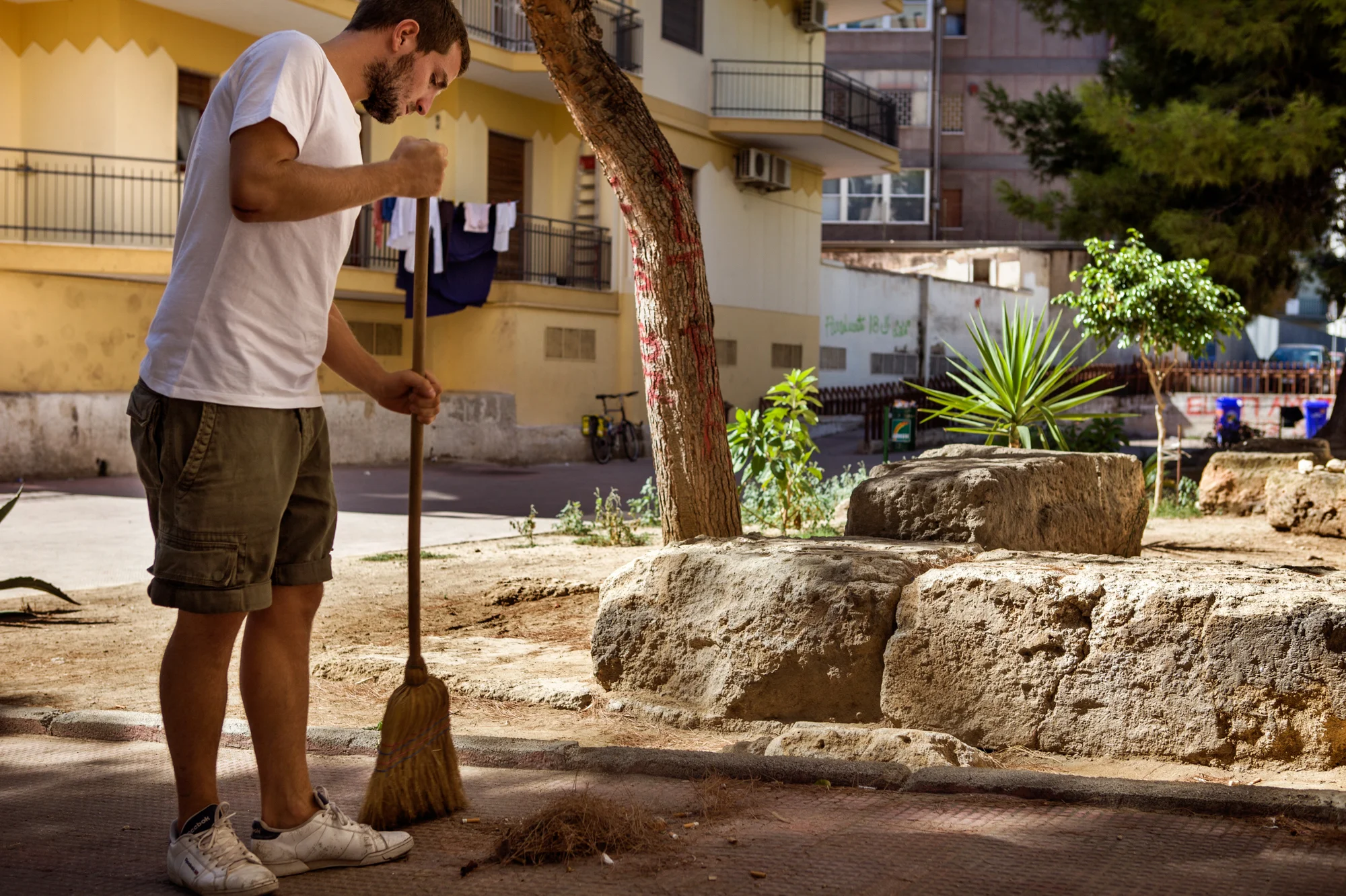 Taranto, Italia, 25 Settembre 2013. I ragazzi di Ammazza Che Piazza puliscono la Campagnetta. Una via pedonale, che ospita i resti della cinta muraria di Taranto di epoca classica, riqualificata nel 2011. Prima dell’opera di pulizia, la Campagnetta era da evitare, a causa del degrado e della spazzatura che ricopriva la zona.