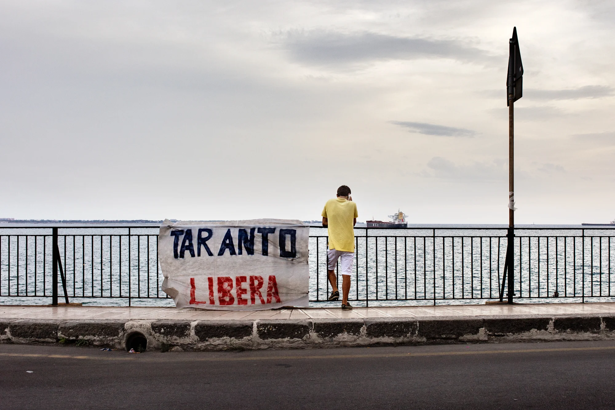 Taranto, Italia, 10 Settembre 2013. Un momento di relax durante il secondo giorno di presidio di protesta in piazza Castello, di fronte al Comune di Taranto. Il presidio, durato 26 giorni, era organizzato da associazioni e cittadini riuniti sotto il nome di #fuoridalcomune: chiedevano una maggiore attenzione e partecipazione alle questioni ambientali da parte dell’istituzione locale.