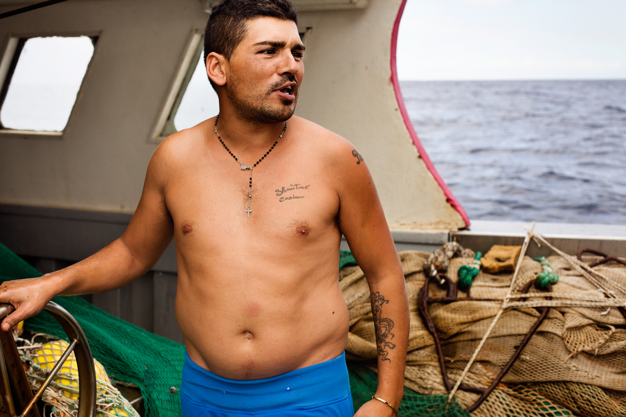  Taranto, Italia, 19 Settembre 2013. Antony, pescatore di Taranto, al comando della sua barca durante una battuta di pesca a strascico nel golfo di Taranto. 