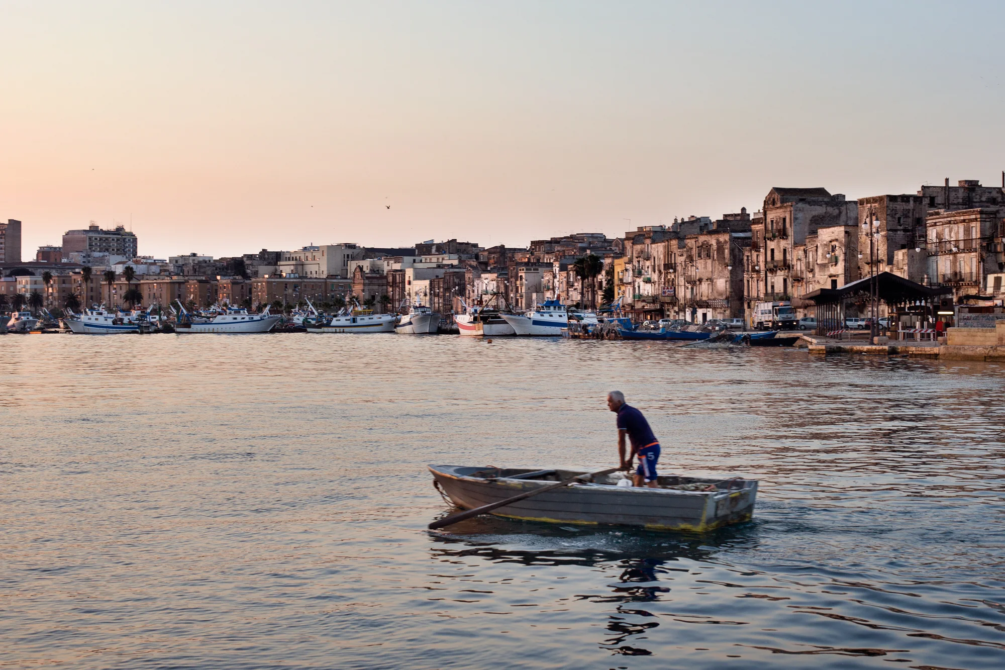 Taranto, Italia, 28 Settembre 2013. Mattina presto sul Mar Piccolo.