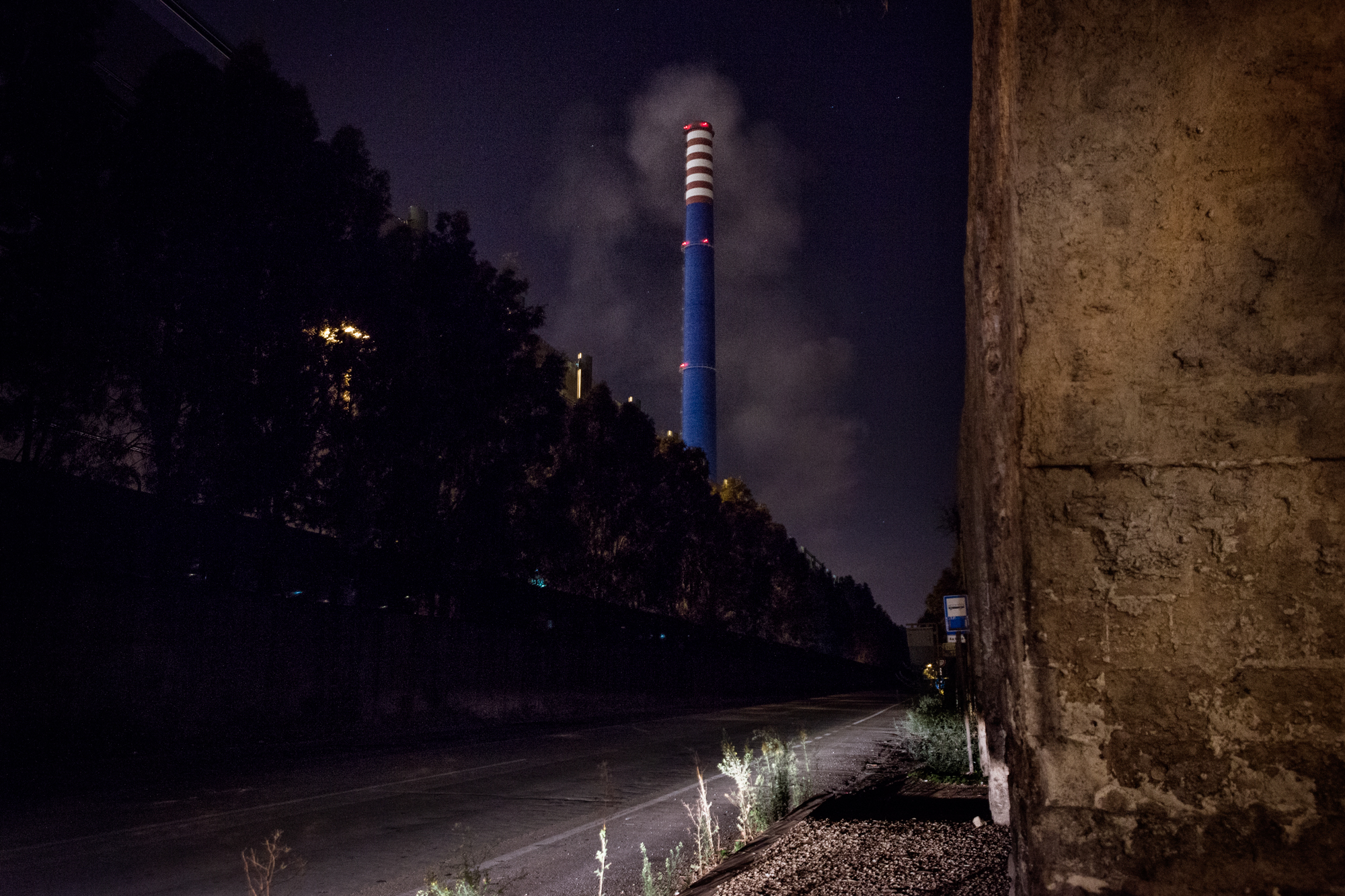  Taranto, Italia, 26 Settembre 2013. Emissioni del camino E312 dell'Ilva durante la notte: è il maggiore indiziato del rilascio di diossina nella zona. Non vi sono, però, dati certi, in quanto i monitoraggi fatti sono parziali e tuttora sotto indagin