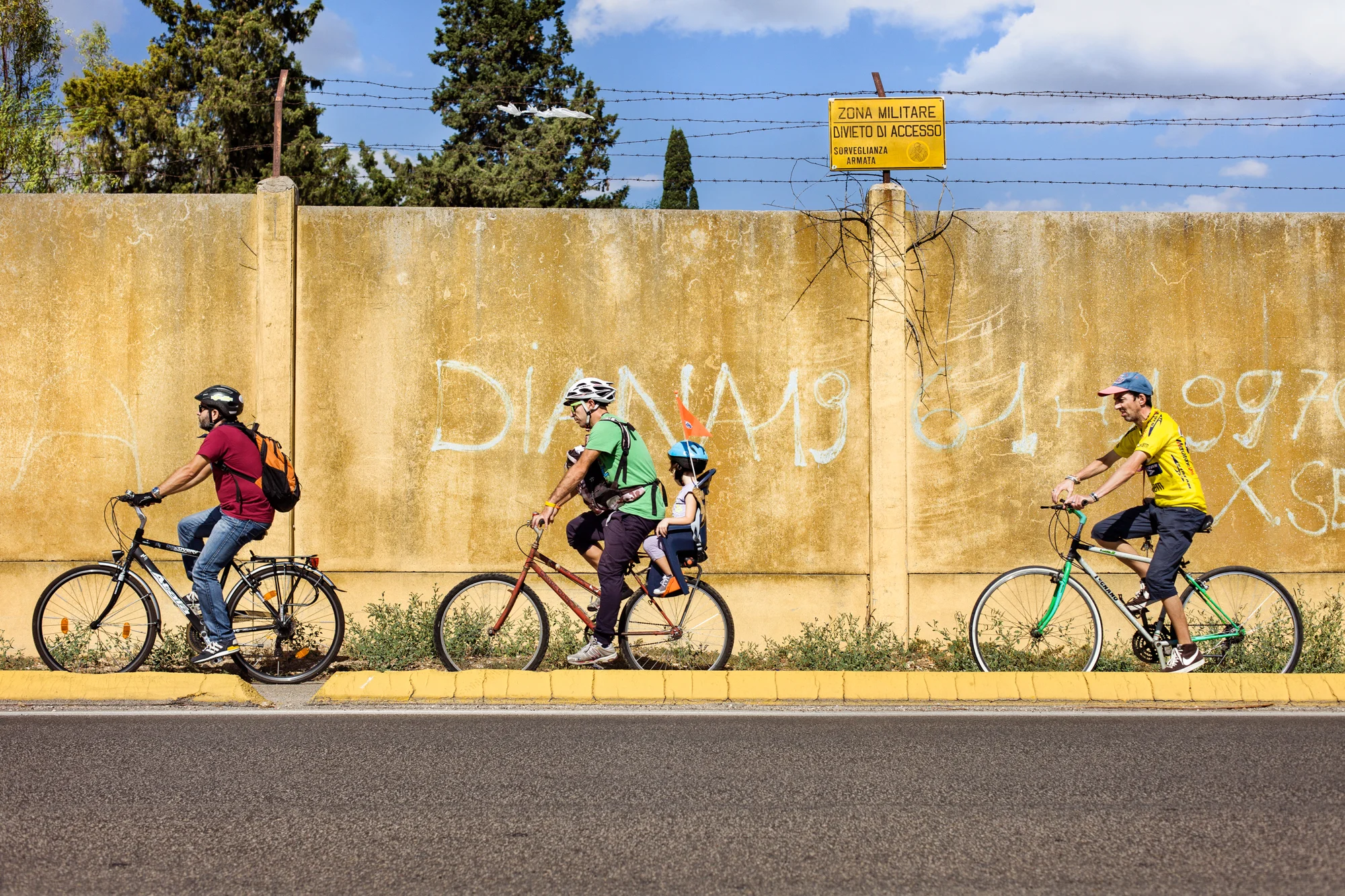 Taranto, Italia, 22 Settembre 2013. Manifestazione in bicicletta lungo la pista ciclabile di Taranto, per rilevarne lo stato di abbandono in occasione della Settimana Europea della Mobilità Sostenibile organizzata dai ragazzi delle associazioni The Howlers e Cirano in collaborazione con il Comune di Taranto. La pista costeggia quasi interamente il muro della Base Navale della Marina Militare Italiana.