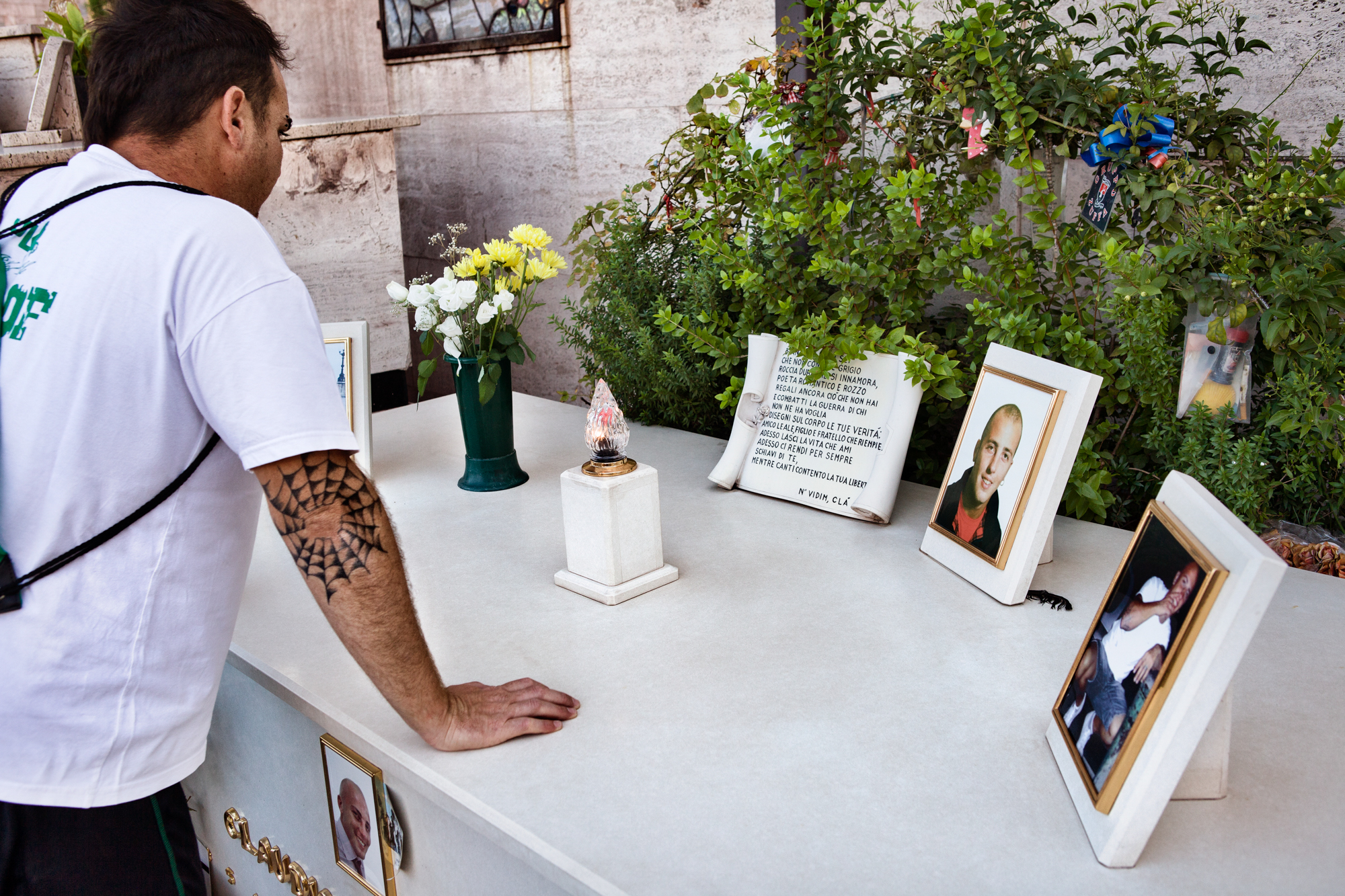  Taranto, Italia, 21 Settembre 2013. Mimmo visita la tomba di Claudio, uno dei suoi migliori amici, nel cimitero di Taranto: sono stati tra i fondatori del movimento Ammazza Che Piazza. La tomba di Claudio è così bianca perché ogni mattina viene puli