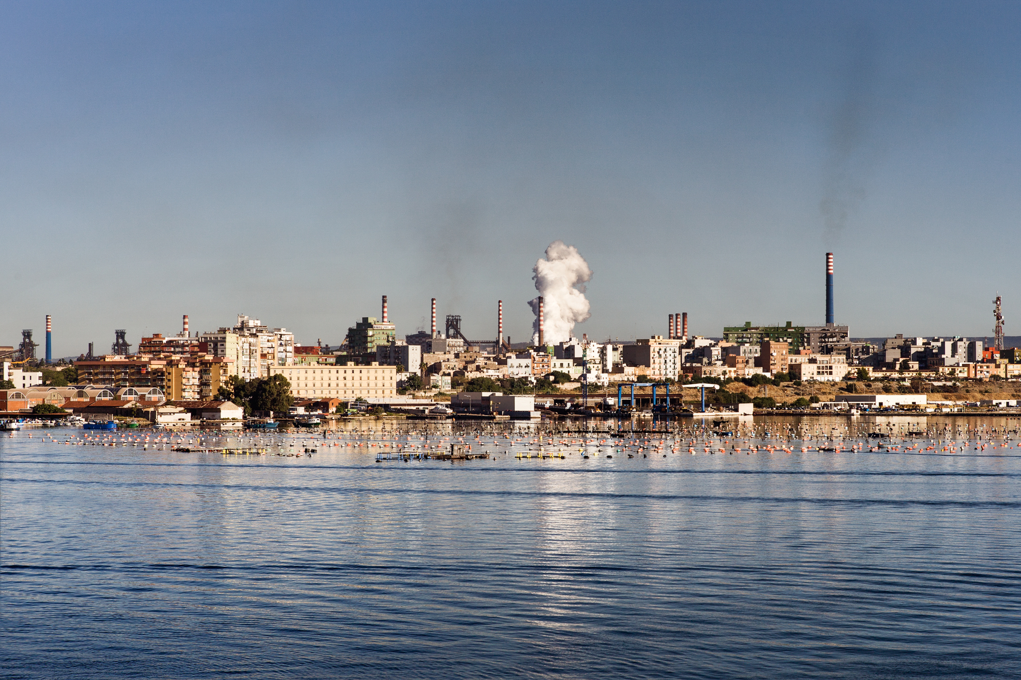  Taranto, Italia, 5 Settembre 2013. Fumi dall’Ilva scaturiti dal raffreddamento del coke con acqua marina, sono composti da polveri e vapore acqueo. Ogni giorno circa 15 fumate si liberano nell’aria senza essere convogliate. I lavori di ambientalizza