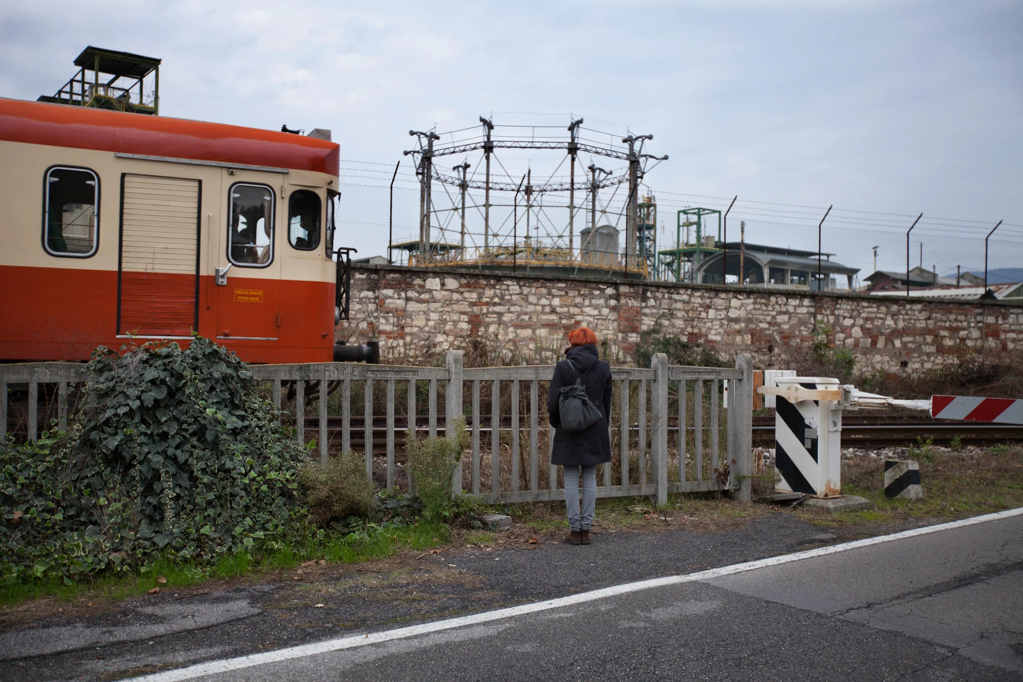Muro di cinta dell'industria chimica Caffaro, nel centro di Brescia. Alla base del muro vicino ai binari vi lo scarico attraverso il quale defluivano nell'acqua le sostanze inquinanti.