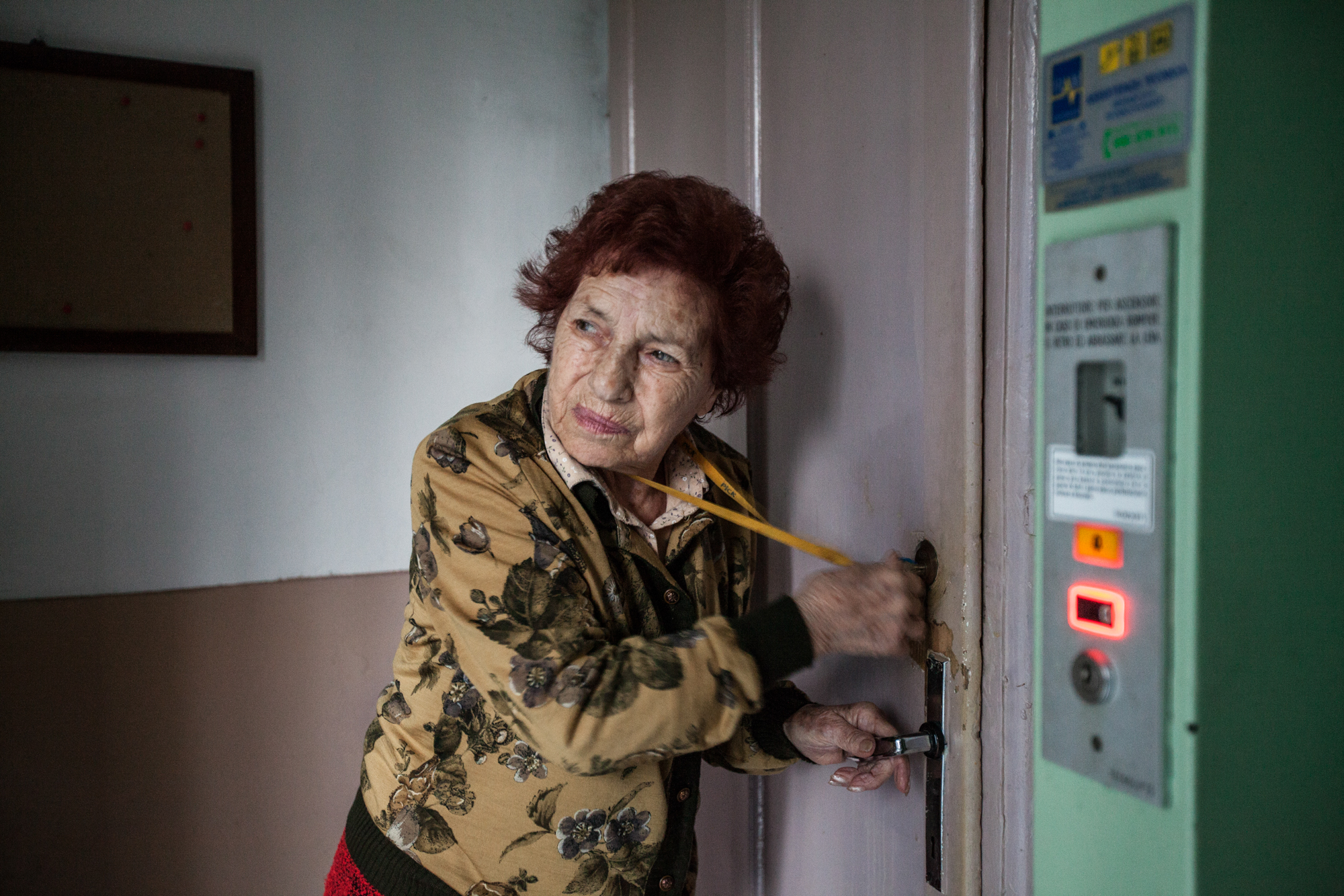  Margherita Bertolotti, 85 anni. Per più di vent'anni ha lavorato alla Caffaro nel reparto di smistamento dello zolfo. Anche suo figlio ha lavorato parecchi anni nella stessa azienda. Oggi vive sola nella casa assegnatagli anni fa nel complesso di ca