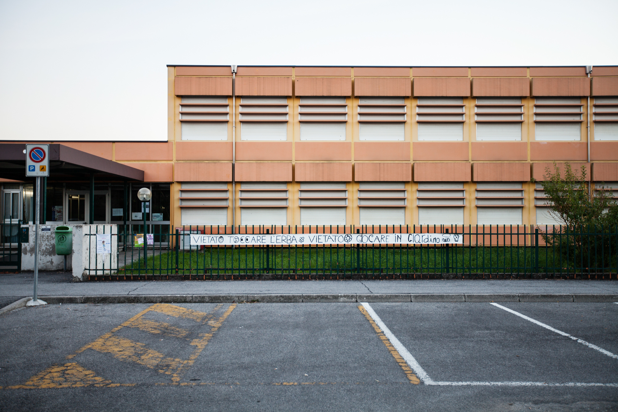  Alunni della Scuola Elementare Deledda di Brescia chiedono la bonifica delle aree contaminate da PCB.&nbsp;Il comitato genitori della Scuola Deledda si batte da anni per la salvaguardia della salute dei bambini. Brescia / Italia. Ottobre 2013 