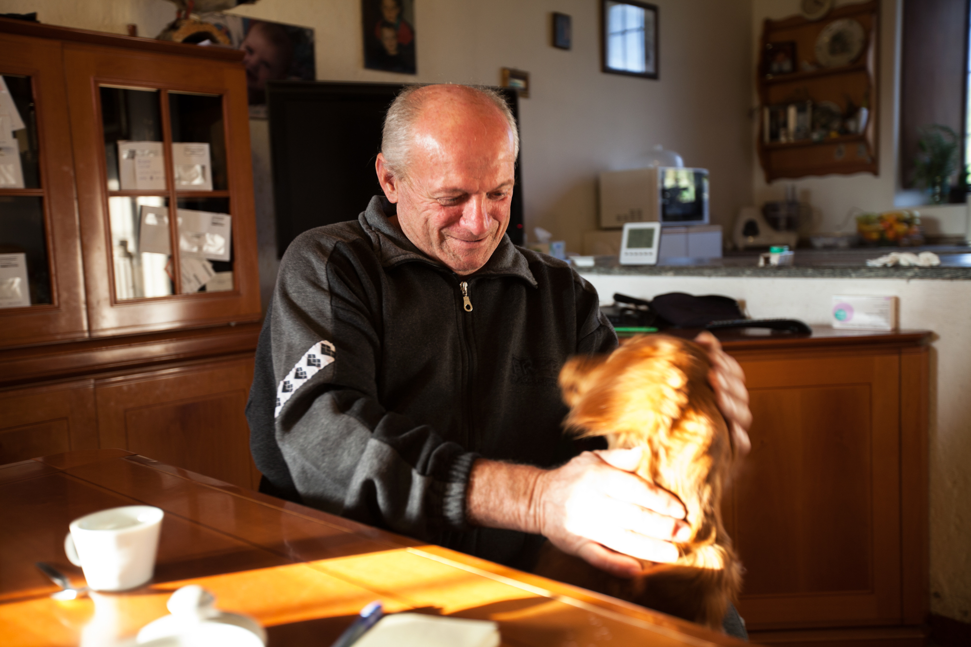  Severo Moroni, nella cucina della sua cascina. Da anni cessato l'allevamento di bestiame a causa dei troppi controlli, costi e restrizioni in seguito ai forti livelli di inquinamento del suo terreno.Brescia / Italia. Ottobre 2013 