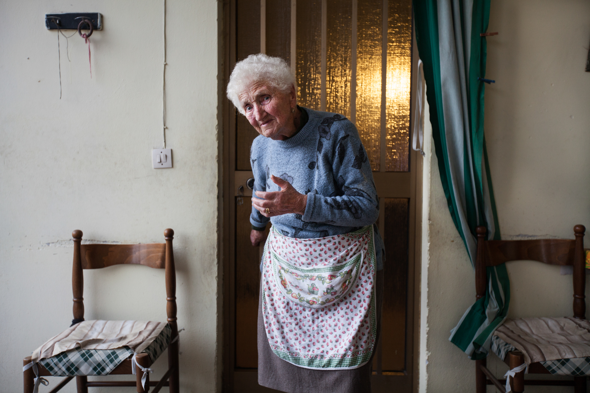  La signora Luigia di 94 anni. Vive nella fattoria nella periferia sud di Brescia dal 1921. Si è sempre nutrita dei frutti della terra ed il tasso di PCB nel suo sangue è altissimo.Brescia / Italia. Ottobre 2013 