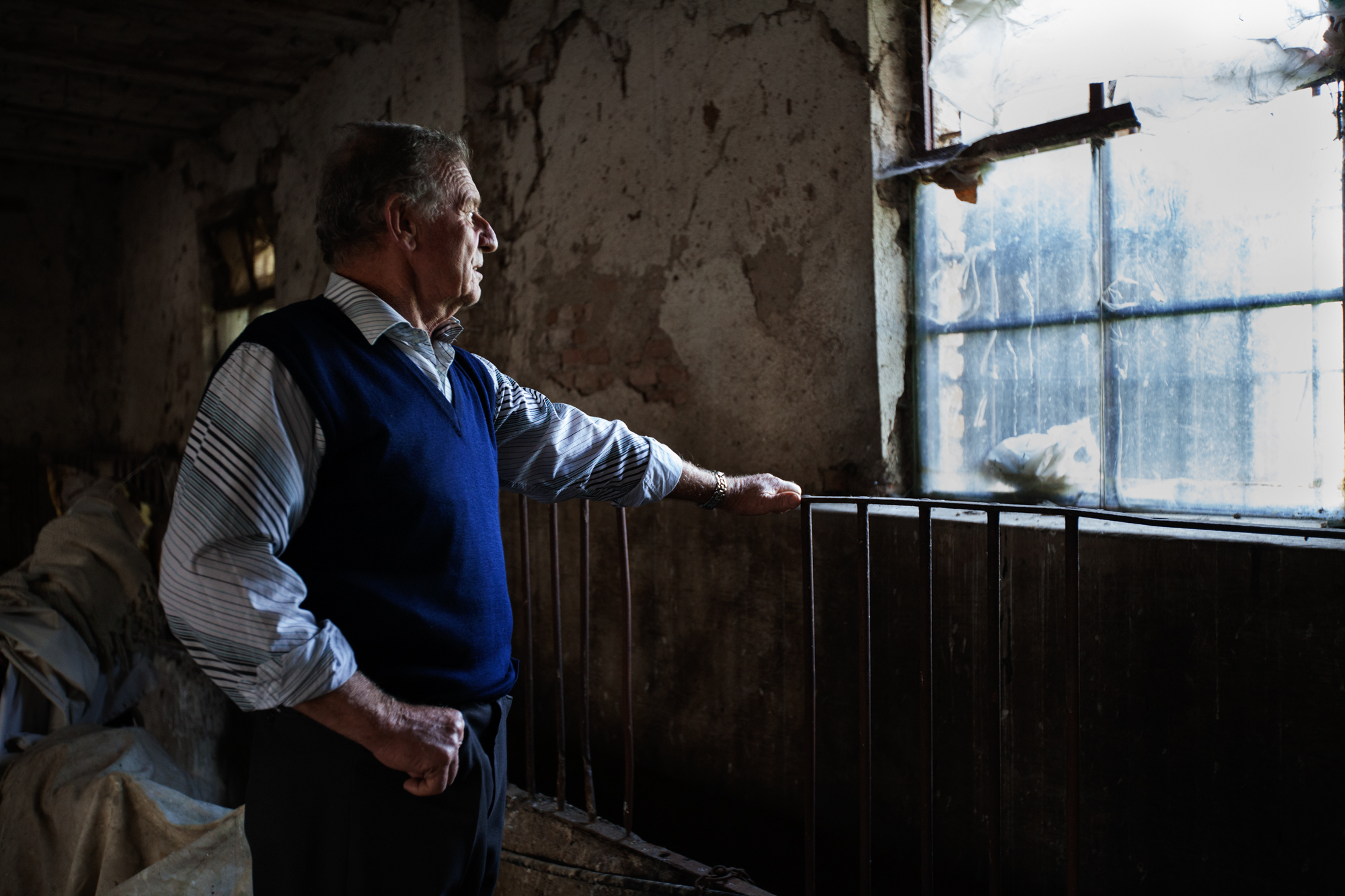  Pierino Antonioli, contadino bresciano di 70 anni abita nell'area inquinata dal PCB prodotto dall'industria chimica Caffaro. Nel 2001 ha dovuto abbattere i suoi capi di bestiame a causa dell'alta percentuale di diossina.Brescia / Italia. Ottobre 201