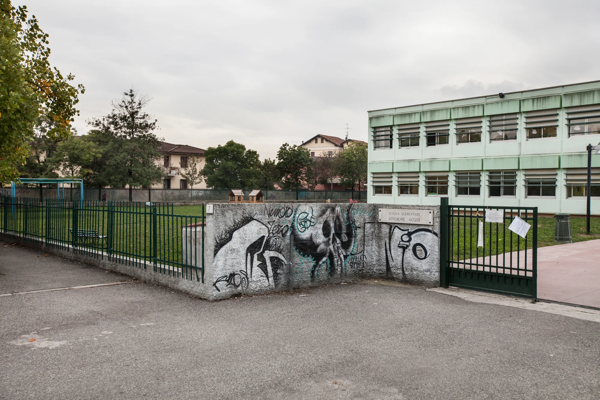 La scuola elementare Divisione Aqui. Il giardino è stato bonificato, ma il terreno esportato, è stato poi utilizzato nella costruzione delle colline del nuovo sbocco della tangenziale, due chilometri più' a est. Brescia / Italia. Ottobre 2013