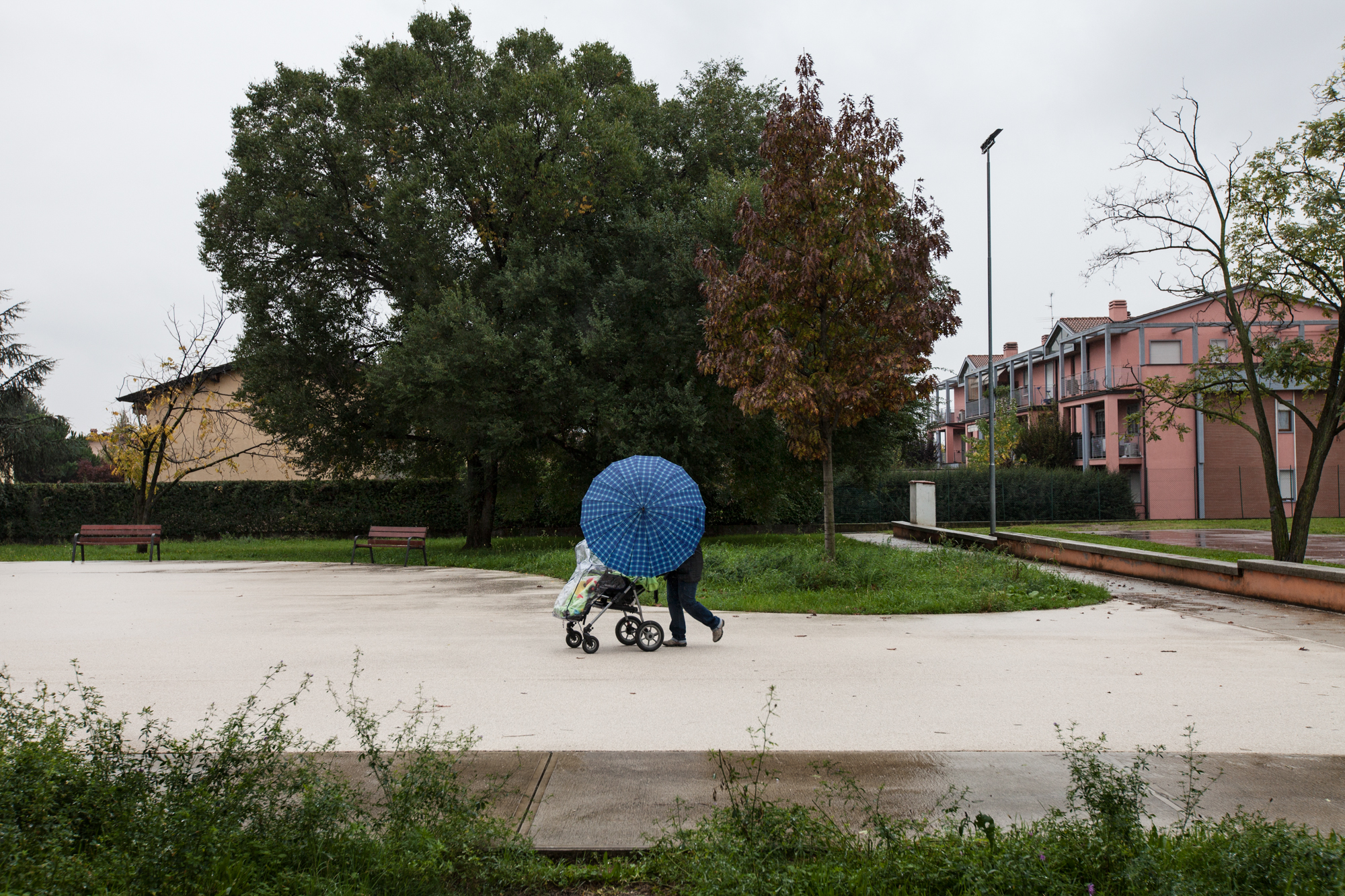  Piattaforma di cemento costruita nel giardino della Scuola Elementare Deledda di Brescia per consentire agli alunni di giocare all'aperto durante l'intervallo. E' proibito giocare sull'erba a causa della contaminazione da PCB.Brescia / Italia. Ottob