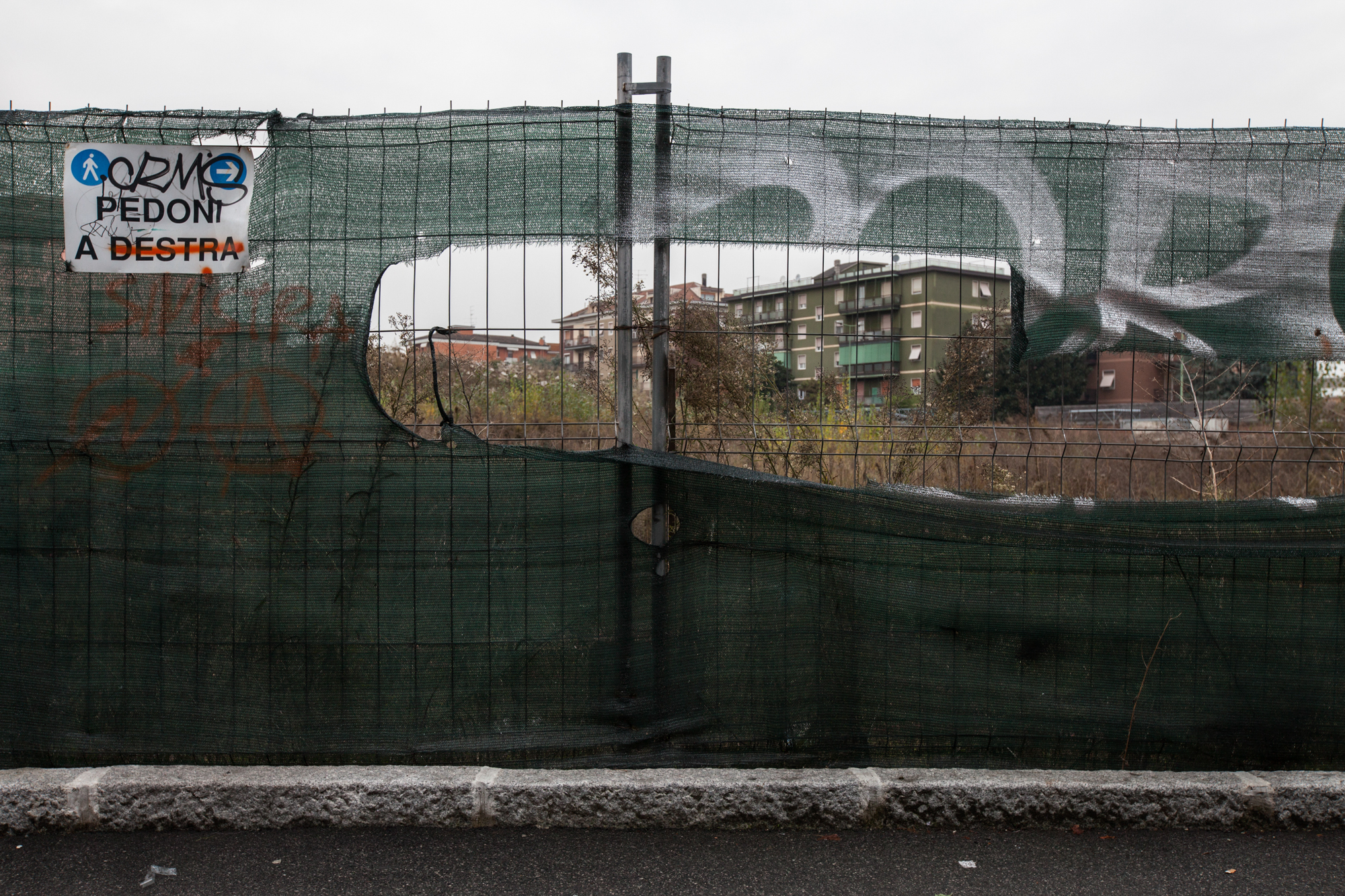  Aree verdi in pieno centro a Brescia abbandonate o poste sotto sequestro dalla magistratura a causa dell'inquinamento da PCB. La bonifica non è mai veramente iniziata.Brescia / Italia. Ottobre 2013 