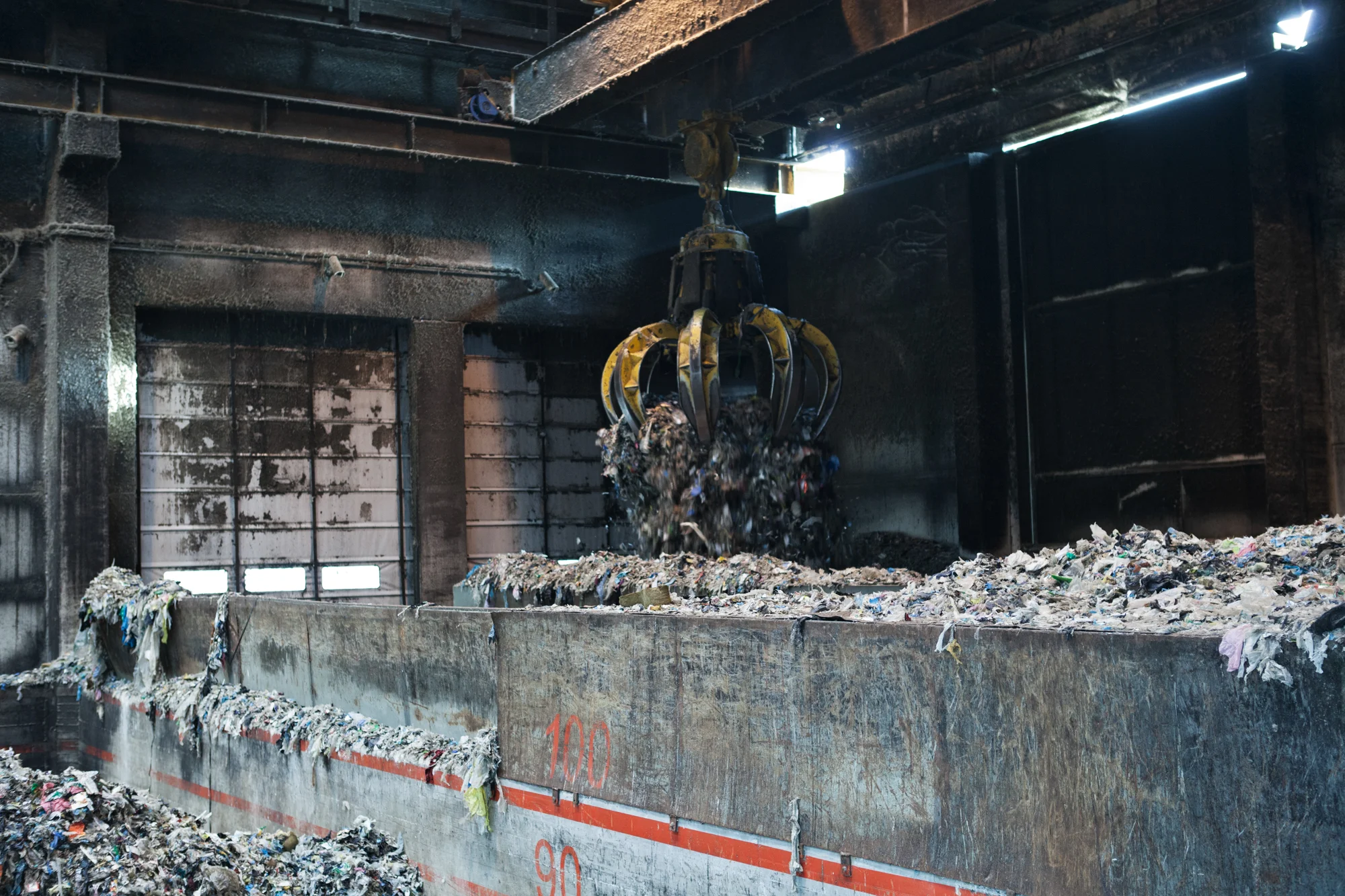 Impianto di termovalorizzatore. Ogni giorno sono bruciate circa 500tonnellate di rifiuti solidi urbani. Nel 2009 sono stati rinvenuti rifiuti di derivazione industriale incompatibili con il tipo di impianto. Colleferro, novembre 2013