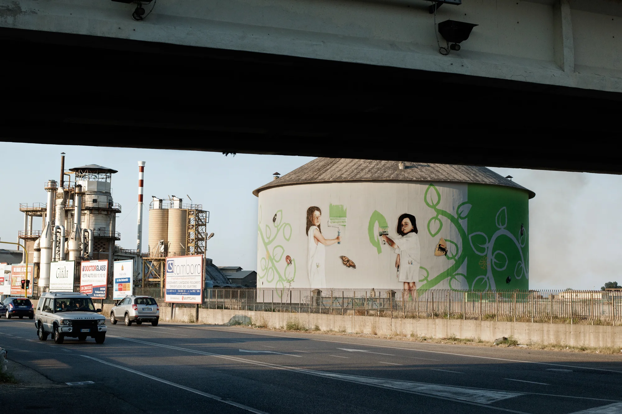 Italia. Crotone 2013: Il silos della Pertusola Sud coperto da un murales commissionato dall'Eni, che dirige la bonifica della zona industriale. 
