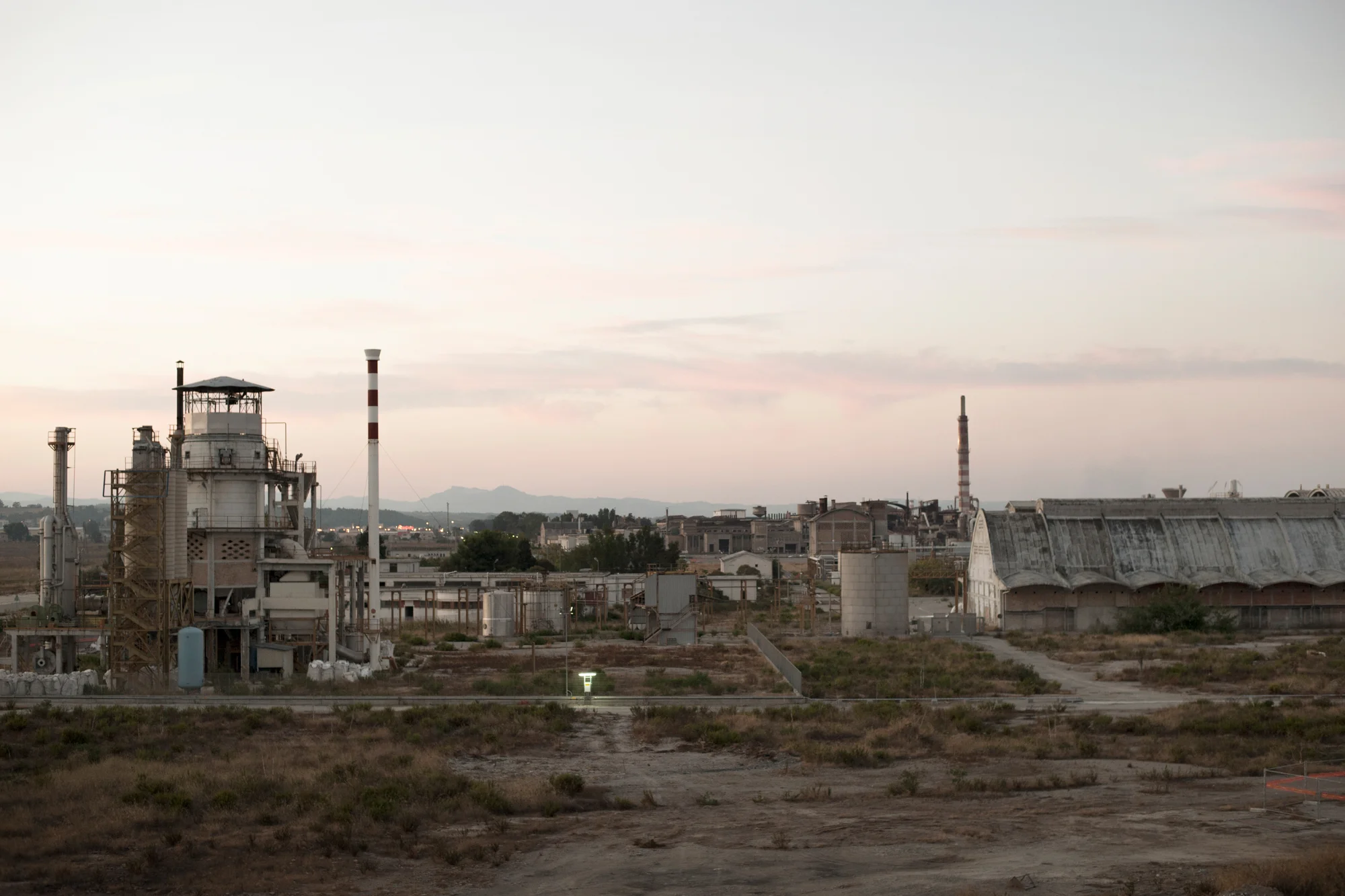 Italia. Crotone 2013: Veduta dell'ex polo industriale Montedison e Pertusola Sud dismessi rispettivamente nel 1993 e nel 1997; la Montedison lavorava nel trattamento di fertilizzanti azotati e composti del fosforo, la Pertusola Sud produceva semilavorati e leghe di zinco. Le due fabbriche sono responsabili dell'inquinamento di una vasta zona della città e dei dintorni. 