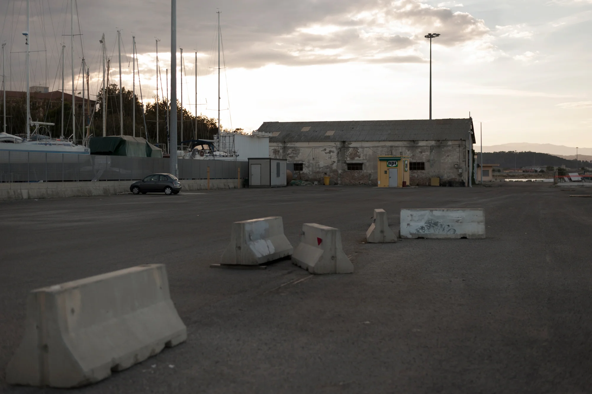Italia. Crotone 2013: La banchina di riva del porto di Crotone è uno dei siti sequestrati nel 2008. Oggi il sequestro è decaduto e la zona è nuovamente accessibile.