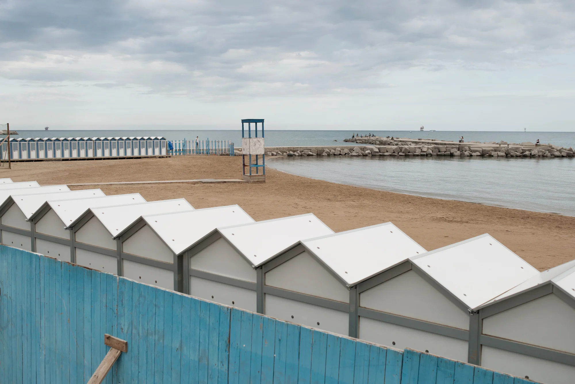 Italia. Crotone 2013: Fino al 1985 le acque reflue industriali sono state scaricate a mare senza alcun trattamento preventivo. Oggi l’ingressione marina all’interno della falda, causata dall’eccessivo sfruttamento della stessa, contribuisce a rimettere in circolo gli inquinanti depositati sul fondale marino. 
