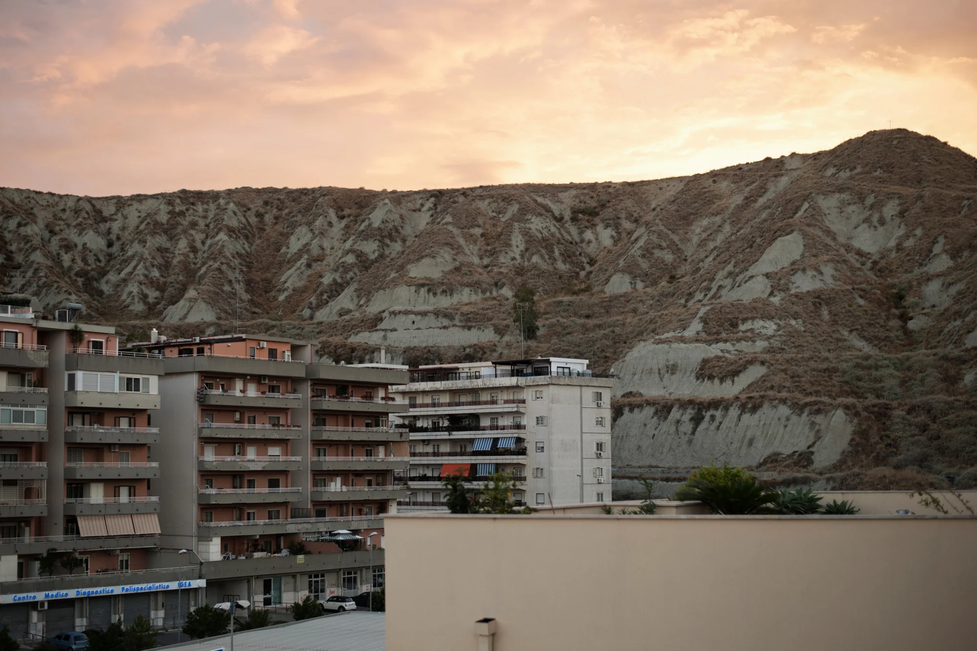 Italia. Crotone 2013: Veduta della città: Crotone è circondata da colline di argillose che la dividono in due. 
