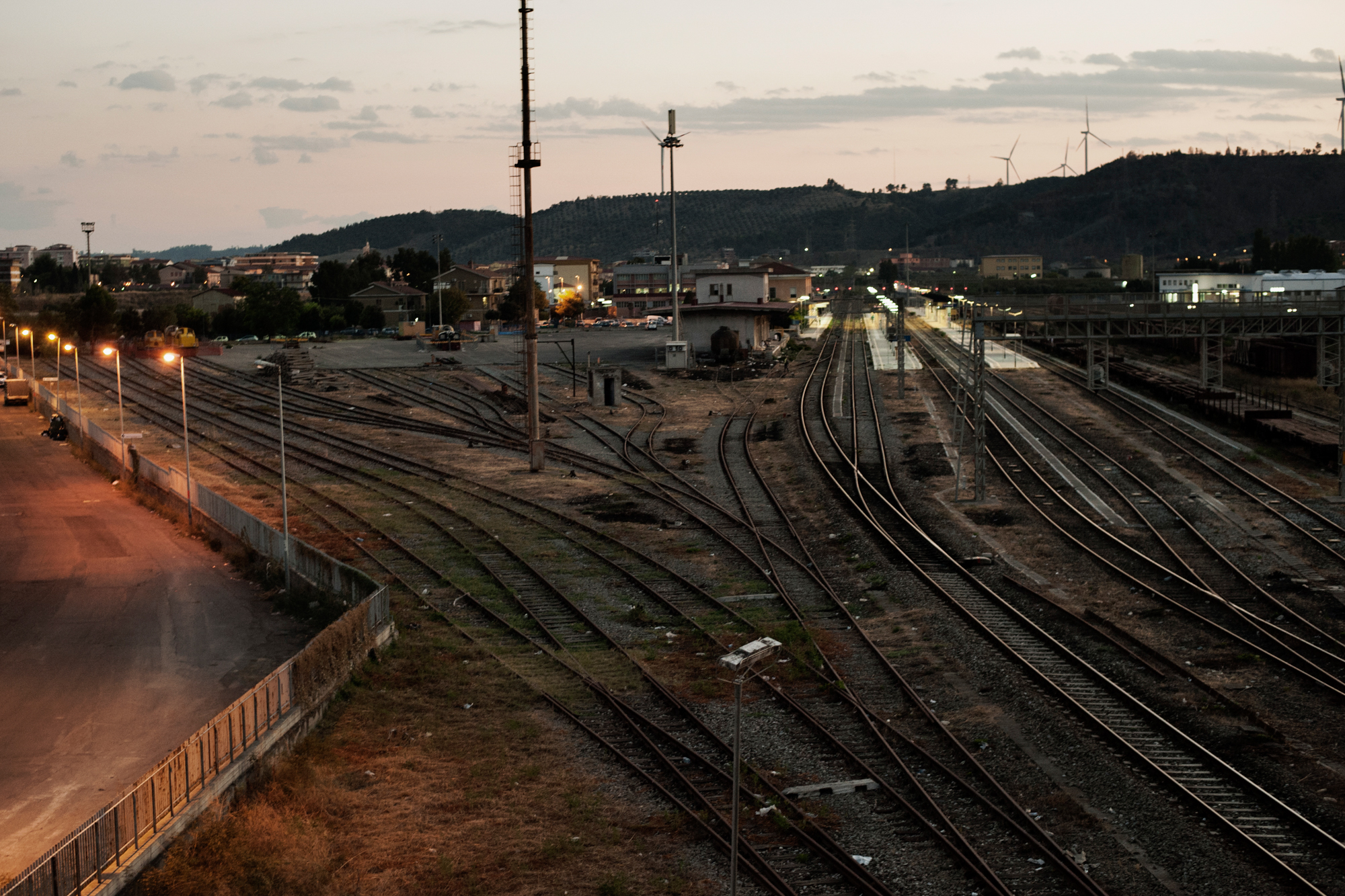  Italia. Crotone 2013: La stazione ferroviaria costruita per le necessita di una città industriale è ora quasi del tutto inutilizzata e se ne prevede lo smantellamento nei prossimi anni.&nbsp; 
