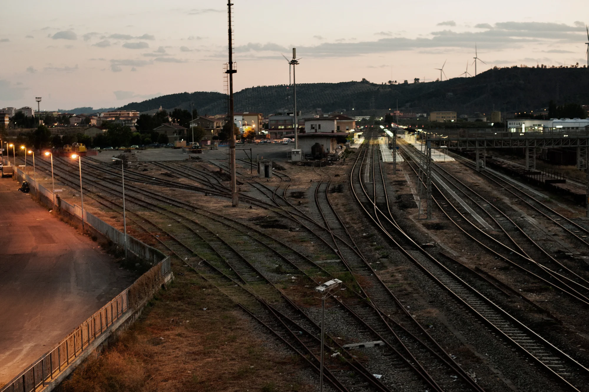 Italia. Crotone 2013: La stazione ferroviaria costruita per le necessita di una città industriale è ora quasi del tutto inutilizzata e se ne prevede lo smantellamento nei prossimi anni. 
