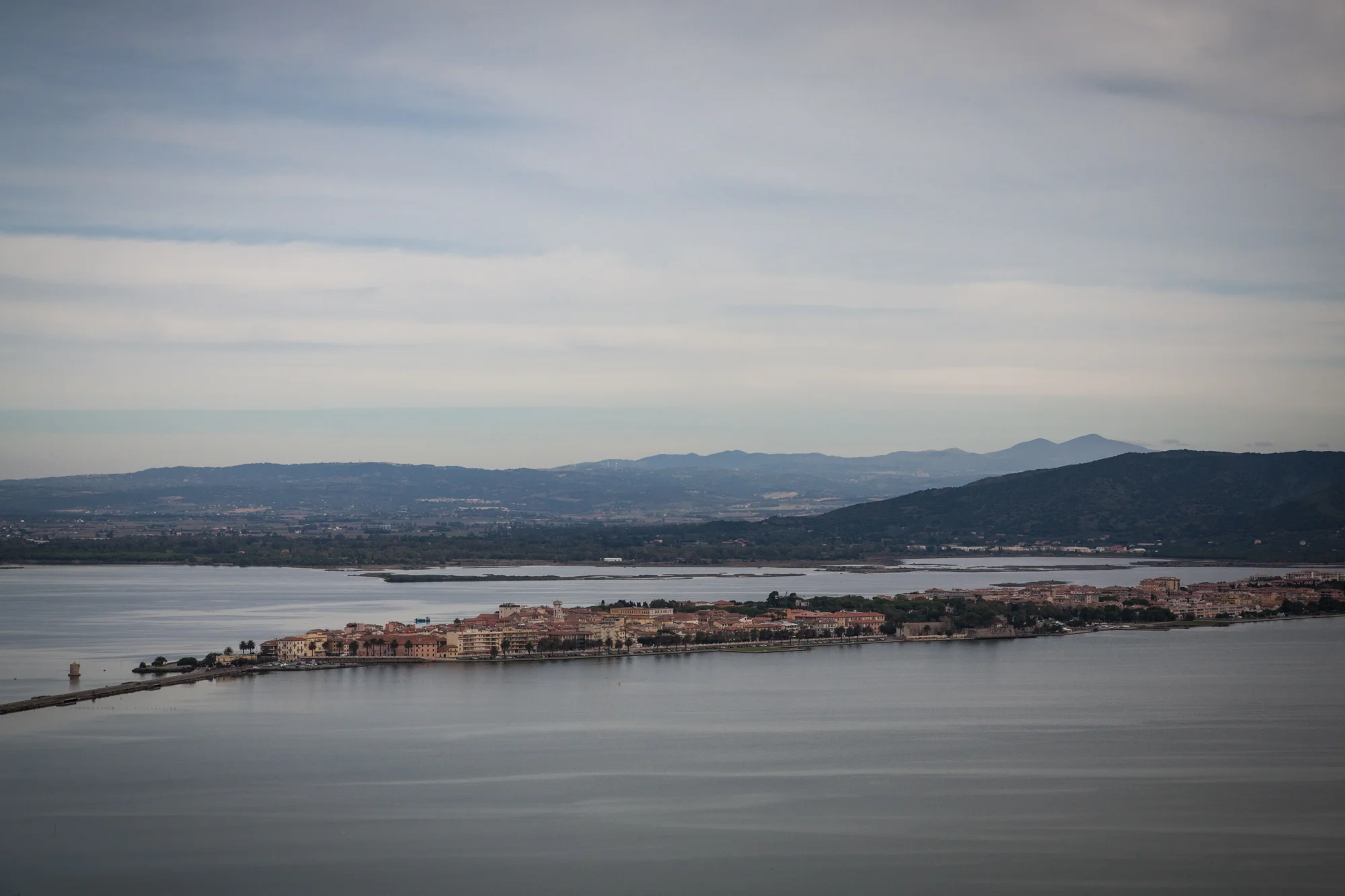 Veduta di Orbetello (Grosseto), 2015. Orbetello, cittadina toscana della provincia di Grosseto (7.000 abitanti) è al centro dell’omonima Laguna. E’ costruita su un terrapieno artificiale che unisce la costa e al Monte Argentario, dividendo la laguna in due specchi d’acqua.