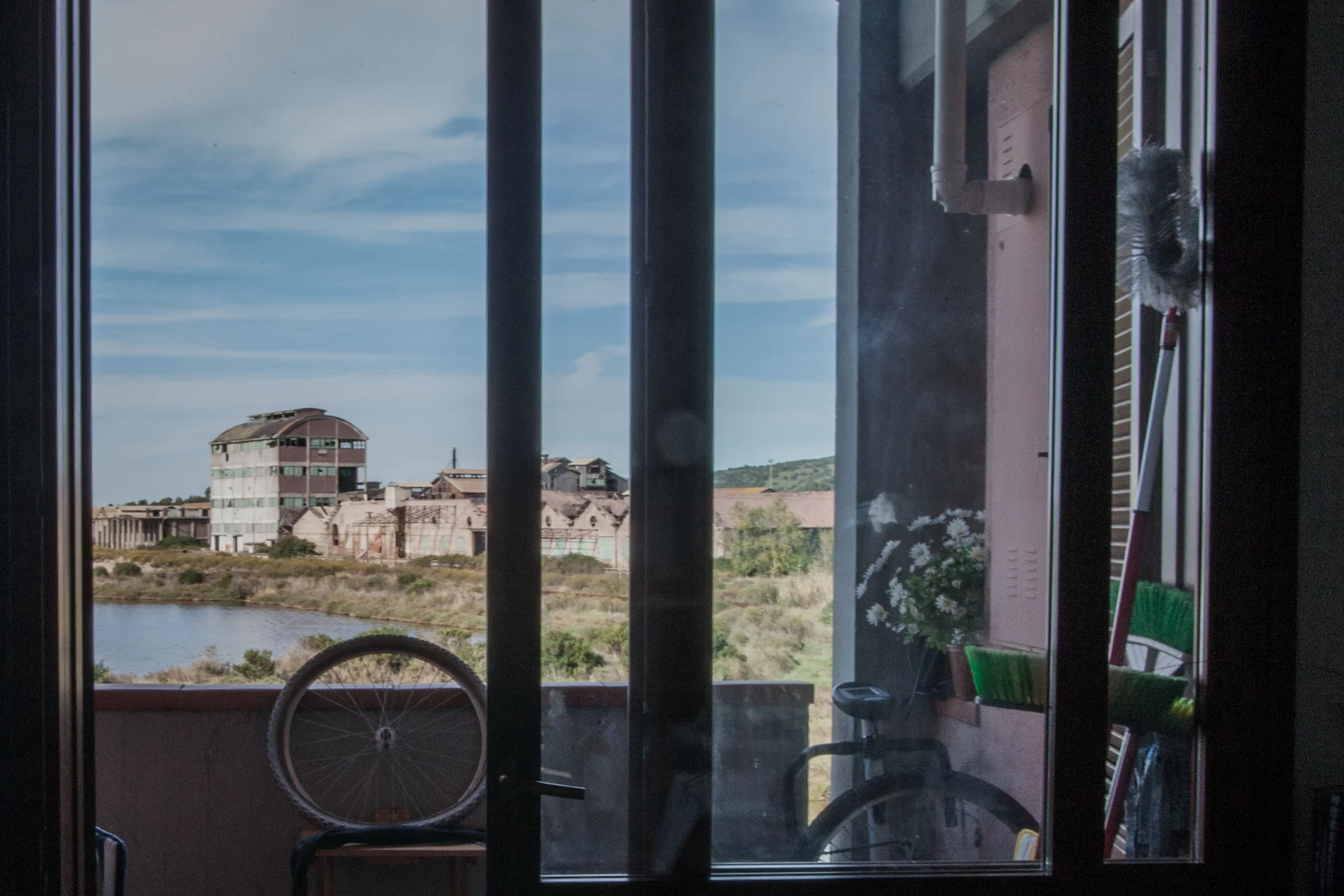 Villini a schiera costruiti in anni recenti nella zona adiacente la fabbrica. Orbetello Scalo (Grosseto), 2015. “Nelle aree vicino allo stabilimento si evidenzia una rilevante presenza di arsenico. Le acque superficiali e sotterranee mostrano presenza di arsenico, cadmio, ferro, manganese, piombo, rame, con contaminazione diffusa in falda”, da Studio Sentieri - Istituto Superiore di Sanità.