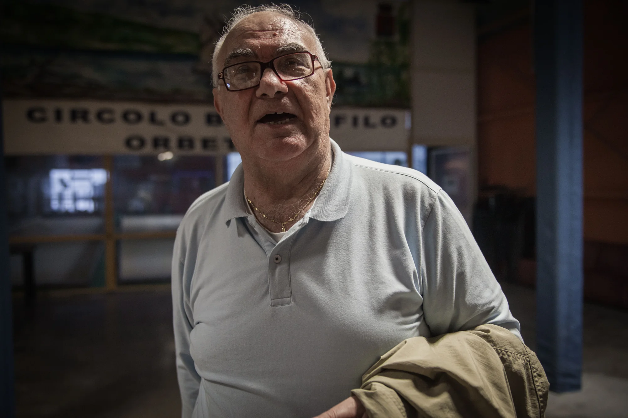 Paolo Ferrini, ex-dipendente della S.I.To.Co., nel Circolo Bocciofilo di Orbetello (Grosseto), 2015. Ha lavorato al concimificio per 28 anni. Si occupava del magazzino e faceva parte del consiglio di fabbrica. Il giorno dello stop alle macchine si trovava alla trattativa con gli industriali a Grosseto. Per difendere il posto di lavoro ci fu una mobilitazione dei dipendenti che rimasero per giorni a dormire negli uffici amministrativi dello stabilimento.