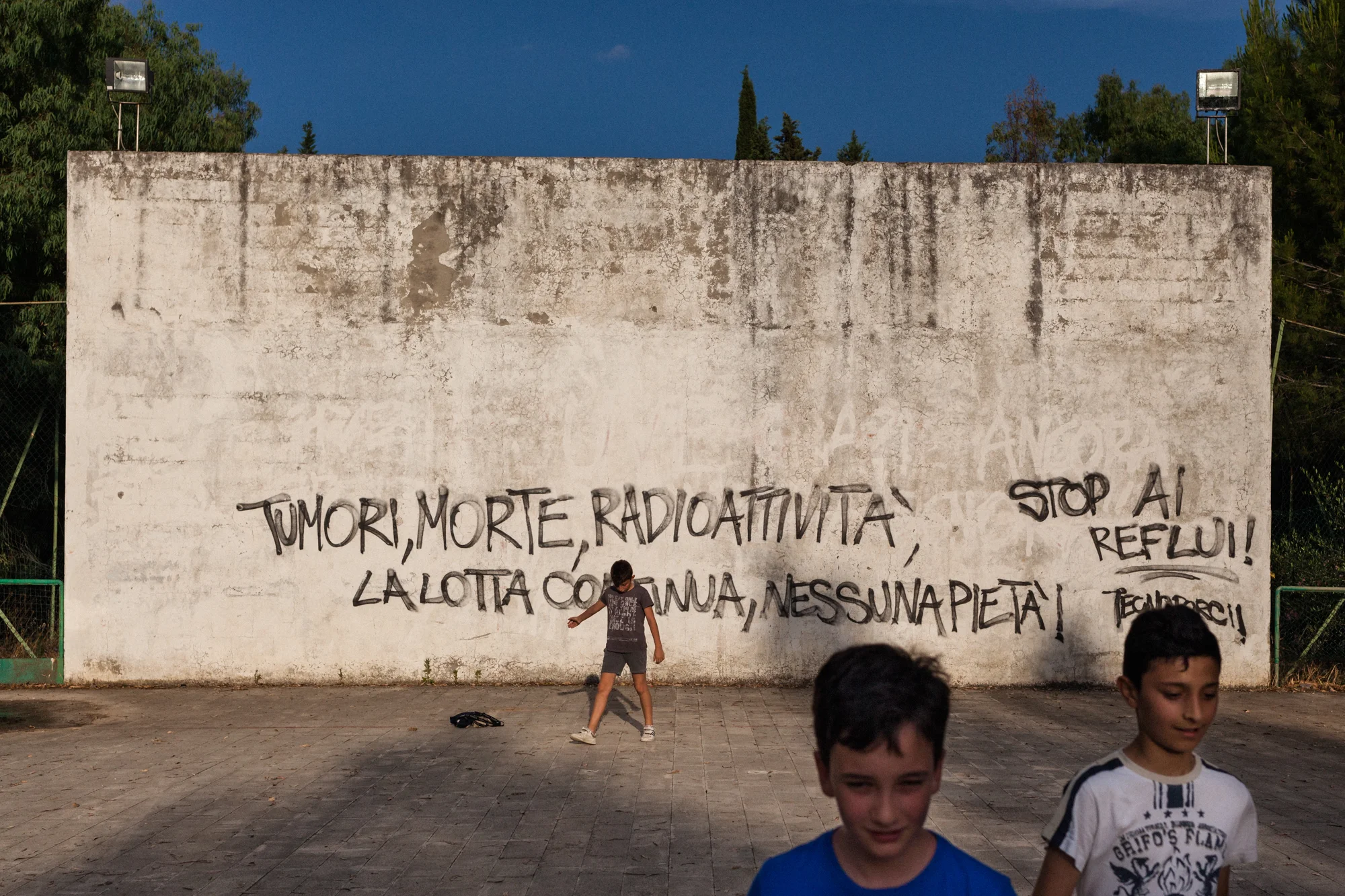 Pisticci Scalo (MT), 2015. Studi effettuati dall’associazione Medici per l’ambiente ISDE (International Society of Doctors for the Environment) evidenziano che l’ambiente inquinato incide sull’insorgenza dei tumori, sopratutto nei bambini. In Basilicata in soli 5 anni (tra il 2007 e il 2011) 204 bambini fra 0 e 14 anni hanno sviluppato un tumore maligno e in media ogni anno ne vengono ricoverati per tumore circa 40. 