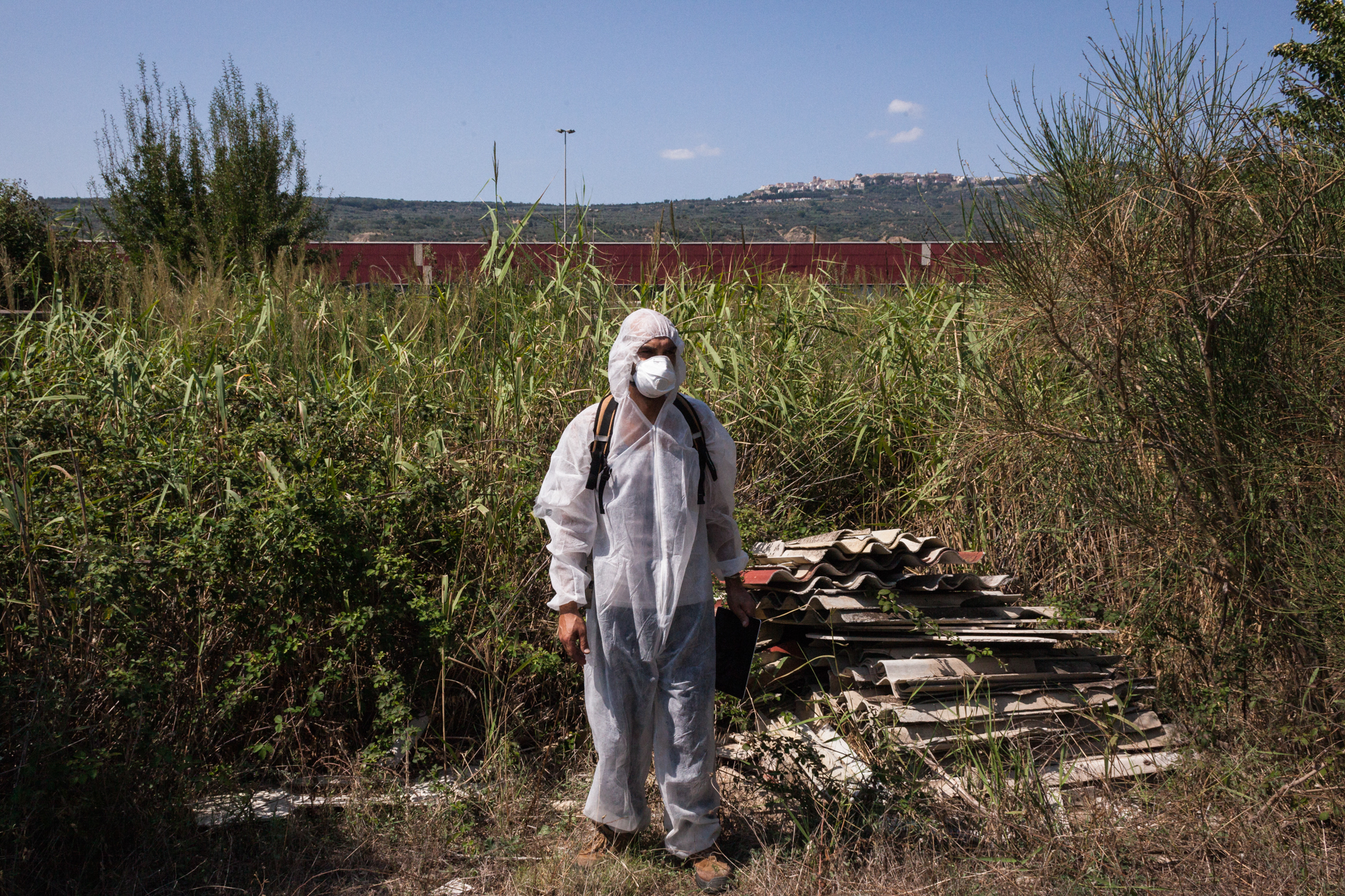  Andrea Spartaco, giornalista ambientale di Basilicata 24, sullo sfondo l’impianto della ex Materit di Ferrandina (MT), 2015. La Materit ha prodotto amianto dal 1973 al 1989. L’area dell’impianto dista 300 metri dal fiume Basento, dove il materiale d