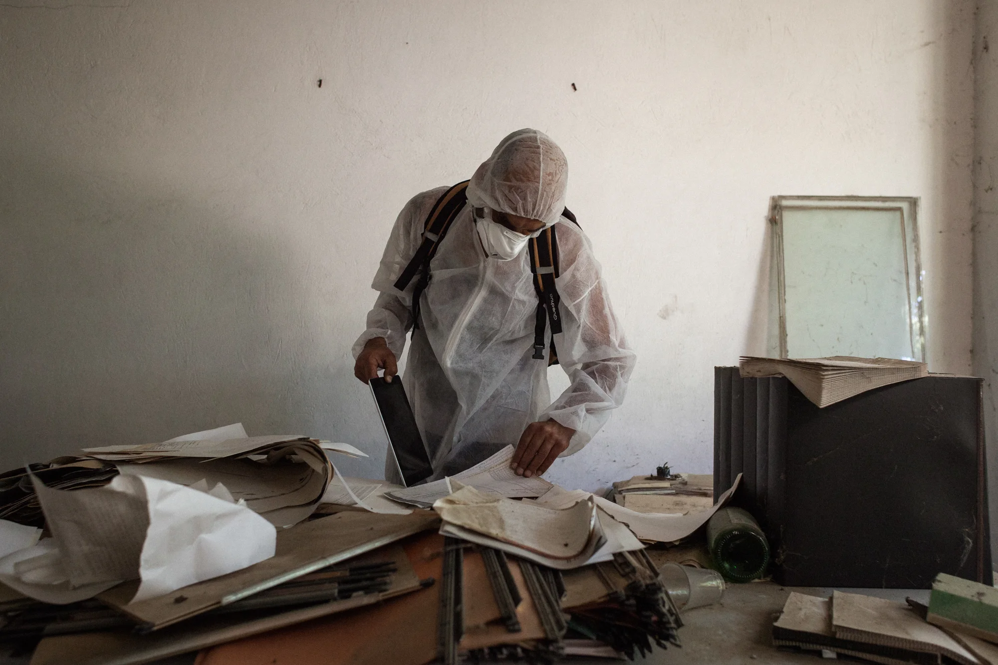 Andrea Spartaco, giornalista ambientale di Basilicata24, negli uffici abbandonati della ex Materit di Ferrandina (MT), 2015. La Materit ha prodotto amianto dal 1973 al 1989. L’area dell’impianto dista 300 metri dal fiume Basento, dove il materiale di scarto, tramite una condotta, veniva sversato. Nel 2010 l’associazione Aiea (Associazione Italiana Esposti Amianto) con un esposto-denuncia alla Procura materana ha chiesto di accertare le responsabilità delle industrie che hanno operato nella Val Basento (Eni, Snia, Liquichimica, Materit), in relazione alle numerose malattie professionali e al decesso di decine e decine di lavoratori. 