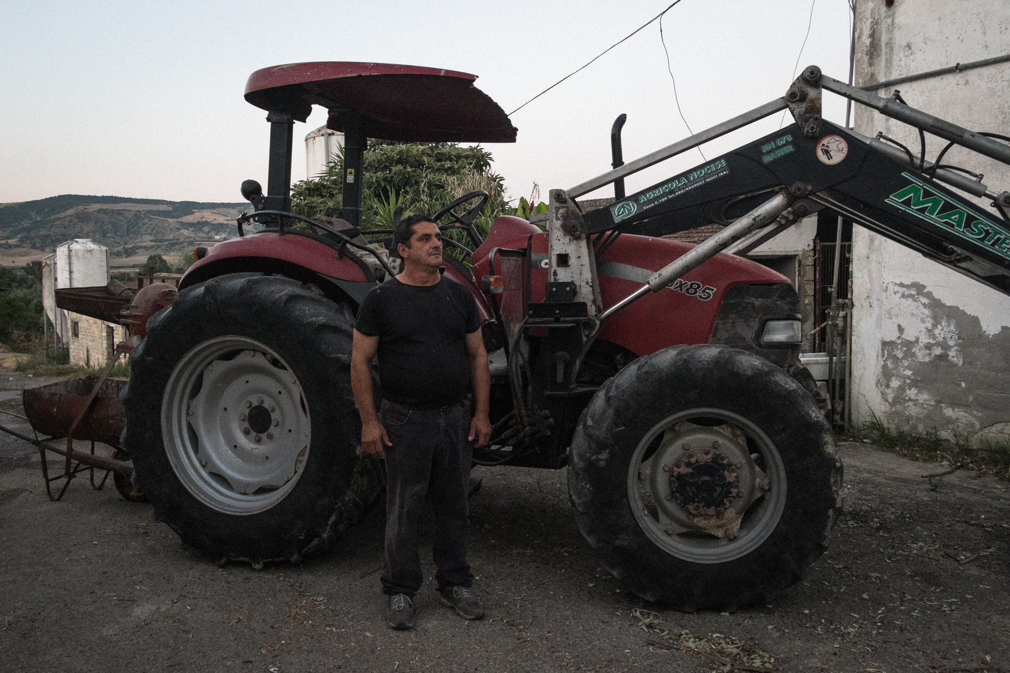  Giovanni Grieco, titolare dell’omonima azienda agricola a Pisticci (MT), 2015. La Grieco produceva ed esportava all’estero il formaggio pecorino Canestrato di Moliterno con la certificazione IGP. Alla fine del 2013 è stata costretta a chiudere a cau