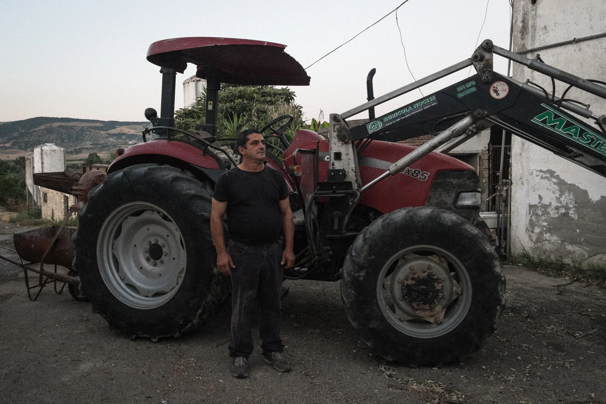 Giovanni Grieco, titolare dell’omonima azienda agricola a Pisticci (MT), 2015. La Grieco produceva ed esportava all’estero il formaggio pecorino Canestrato di Moliterno con la certificazione IGP. Alla fine del 2013 è stata costretta a chiudere a causa dell’inquinamento. I rilevamenti effettuati nei suoi terreni hanno evidenziato la presenza di metalli pesanti, in particolare alluminio. 
