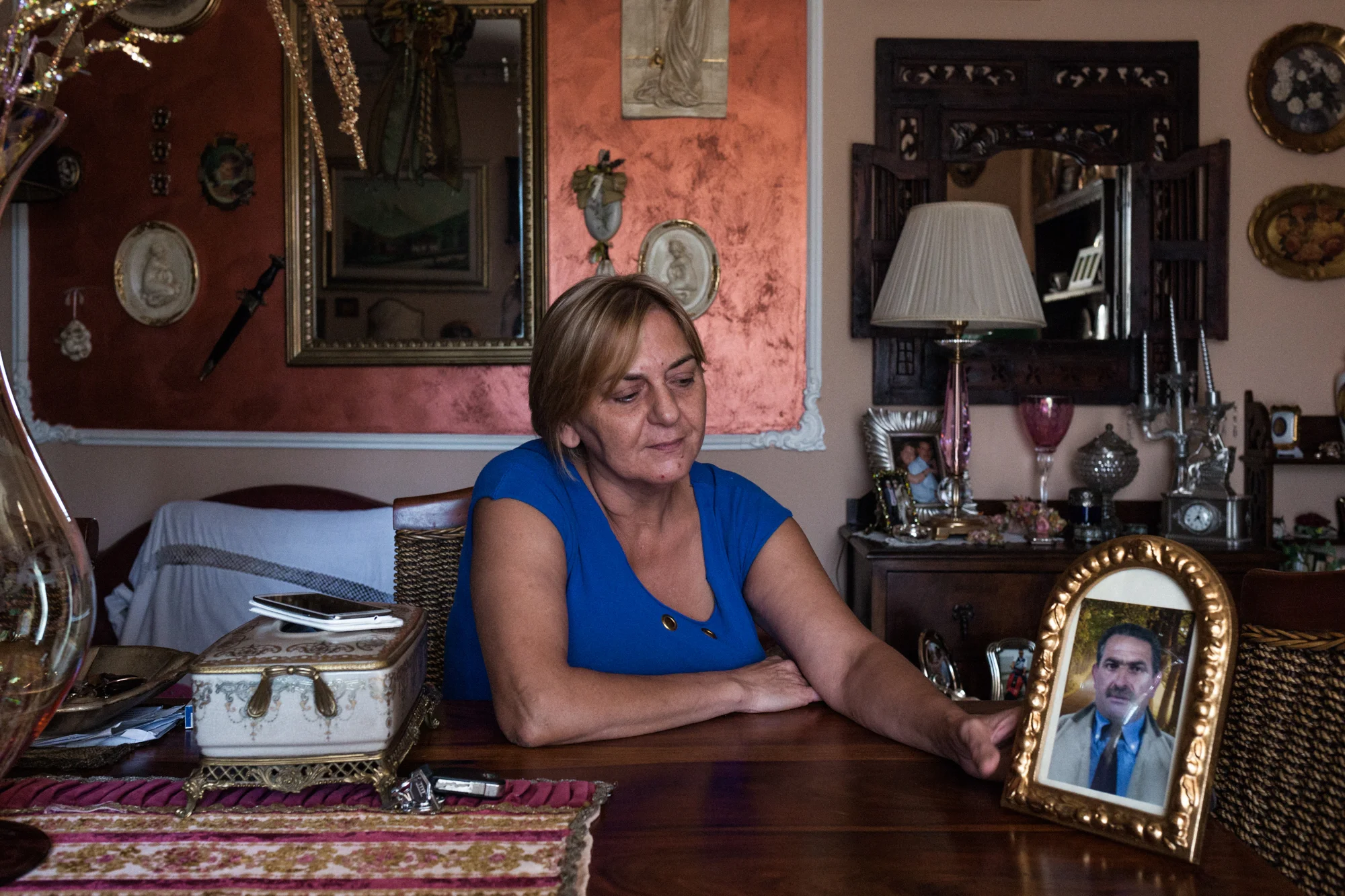 Maddalena Chetti nella sua casa di Ferrandina (MT): in fotografia il marito Giuseppe Lando, deceduto nel 2015. Giuseppe Lando, dopo aver lavorato per dodici anni nella Materit, azienda che si occupava della lavorazione di amianto, si è ammalato di mesotelioma pleurico ed è deceduto in seguito a un carcinoma alla laringe. Secondo l’Aiea (Associazione Italiana Esposti Amianto) Val Basento, il confronto tra dati locali e nazionali sui tumori maligni e quelli delle malattie professionali, mette in evidenza che la regione Basilicata ha il più alto incremento percentuale di tali patologie. 
