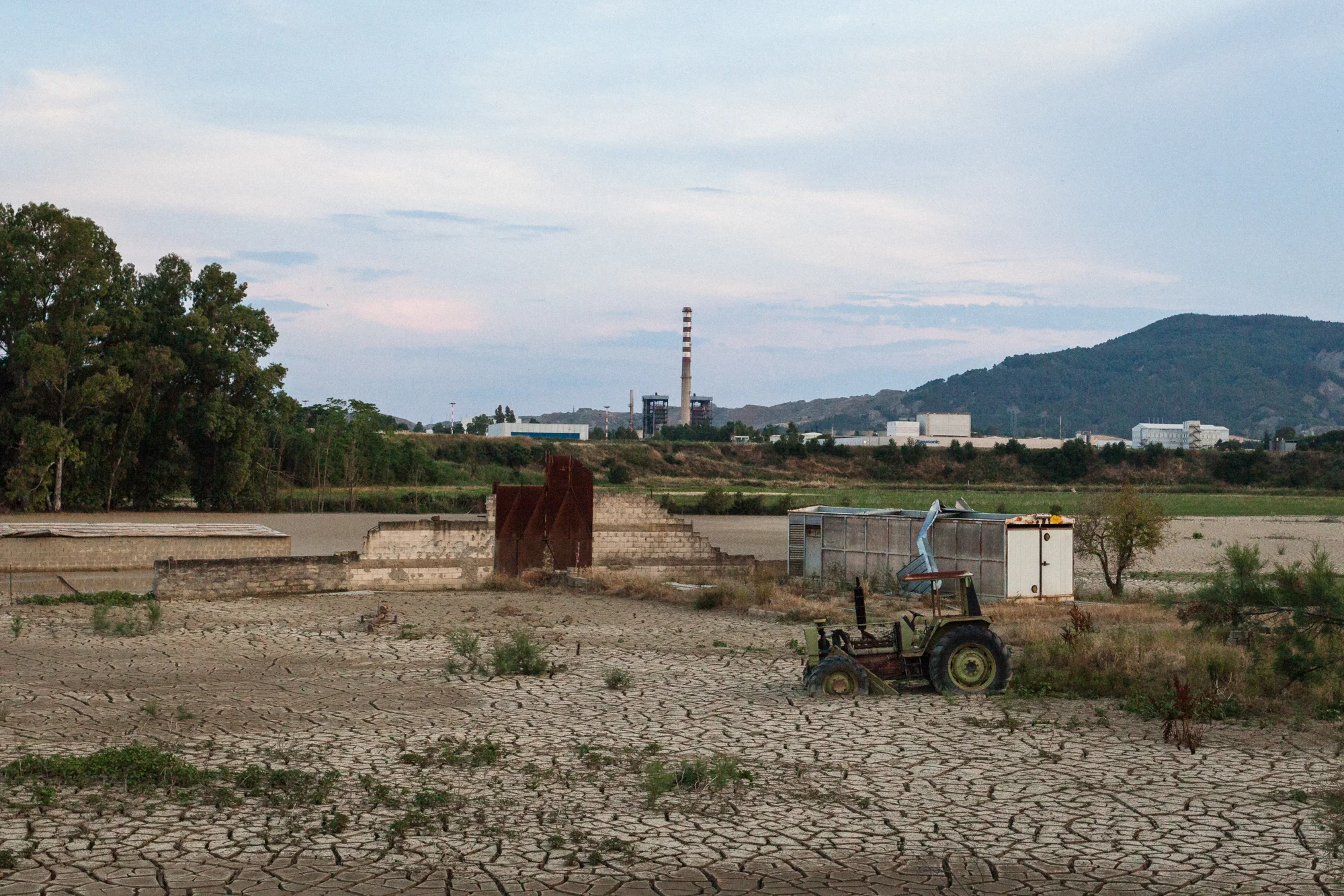 La ciminiera della Tecnoparco, nel polo industriale della Val Basento in zona Pisticci Scalo (MT), 2015. I rilevamenti effettuati nei terreni della zona confinante con l’azienda Tecnoparco e il fiume Basento hanno evidenziato la presenza di metalli pesanti, in particolare alluminio. 