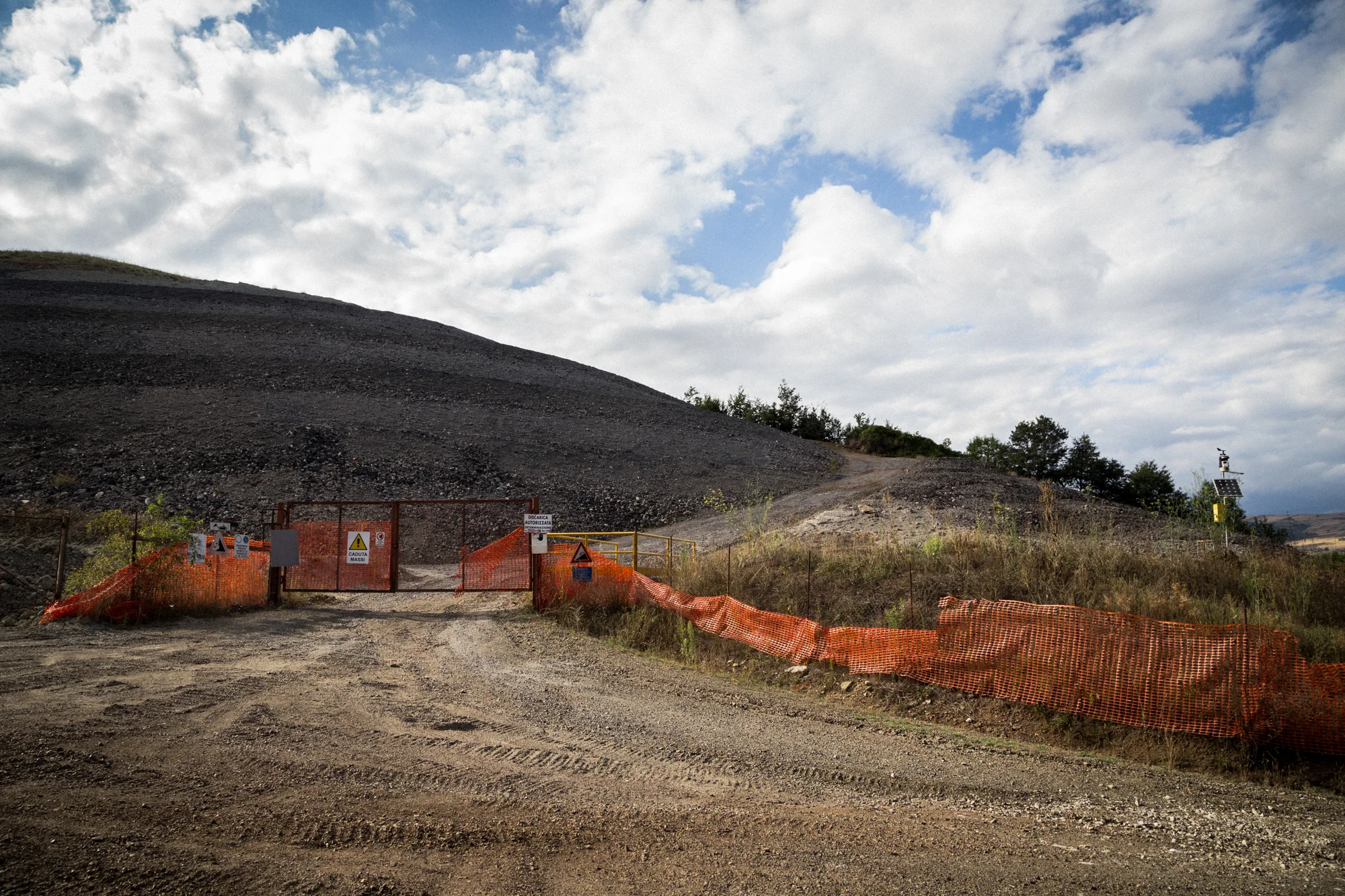 Ingresso di una discarica autorizzata su una delle montagne che costeggia l'area Industriale. Tito (Zona Industriale), Agosto 2015