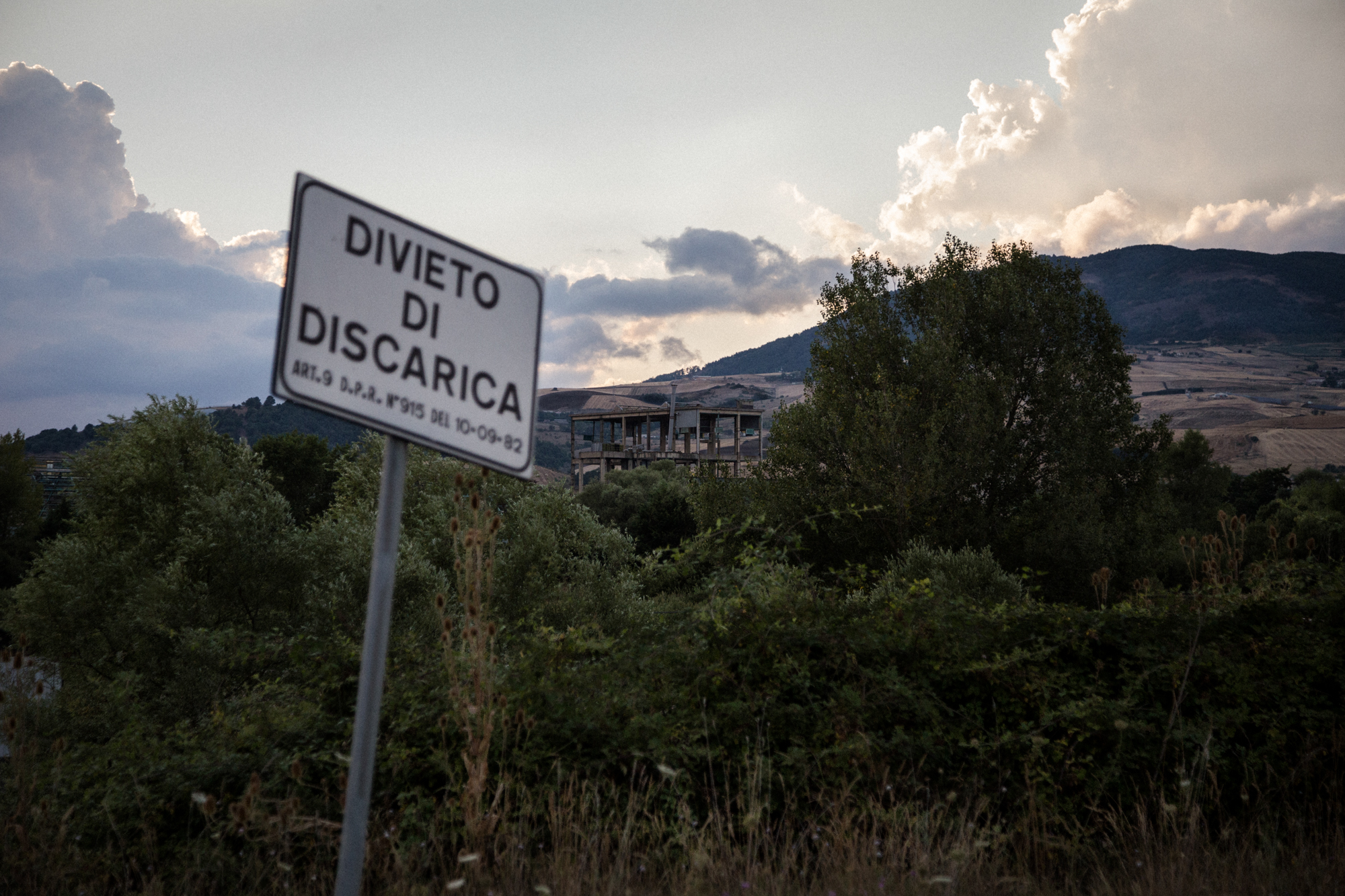  Sullo sfondo la parte più alta dell'industria Liquichimica. Nell'intera Area di Interesse Nazionale, sono state smaltite circa 300 mila tonnellate di materiali altamente impattanti per l'ambiente e la salute. Tito (Zona Industriale), Agosto 2015 