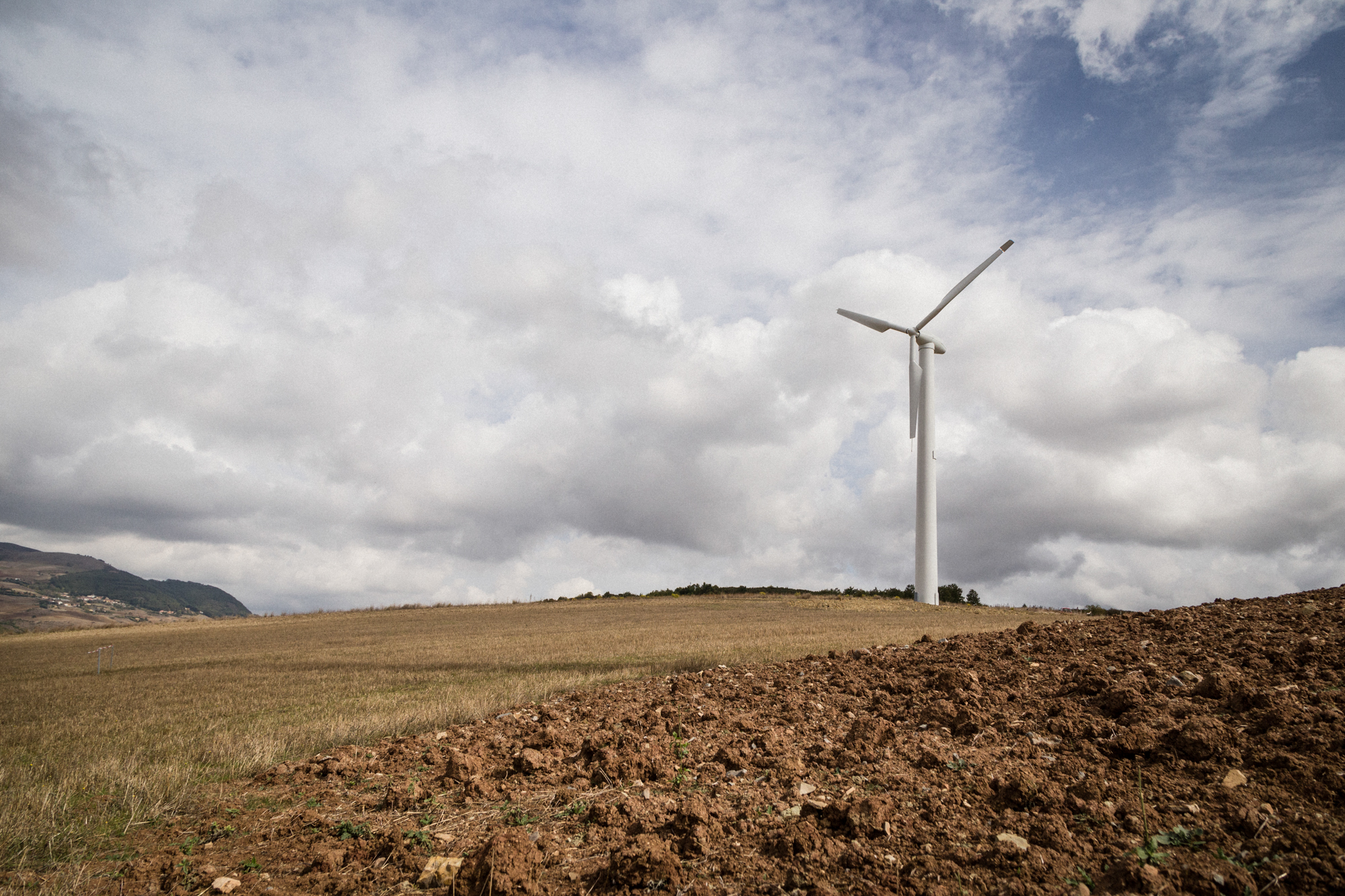  Il S.I.N. è circondato di pale eoliche, fonte di energia ecosostenibile. Questo rappresenta un arma a doppio taglio per via della diffusione via aria dei fattori radioattivi presenti nell'area. Tito (Zona Industriale), Ottobre 2015 