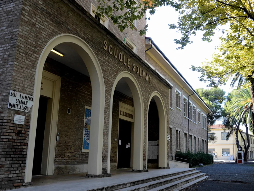 Villaggio Solvay, particolare della Scuola Elementare costruita intorno al perimetro d’ingresso dello Stabilimento Solvay, Rosignano Solvay, 2015