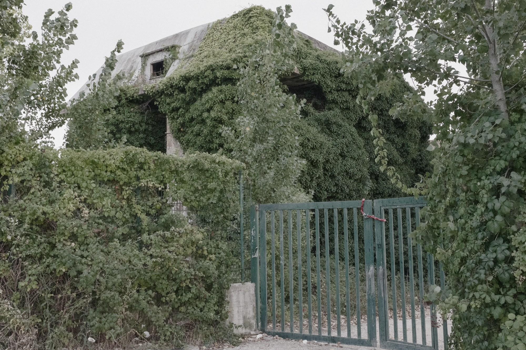  Edificio abbandonato all’interno della Riserva naturale di Torre Astura. Nettuno (RM), 2015.  La riserva ospita il poligono militare di Nettuno ed è attraversata dal fiume Astura, che sfocia nella sua estremità meridionale dopo aver attraversato l’A